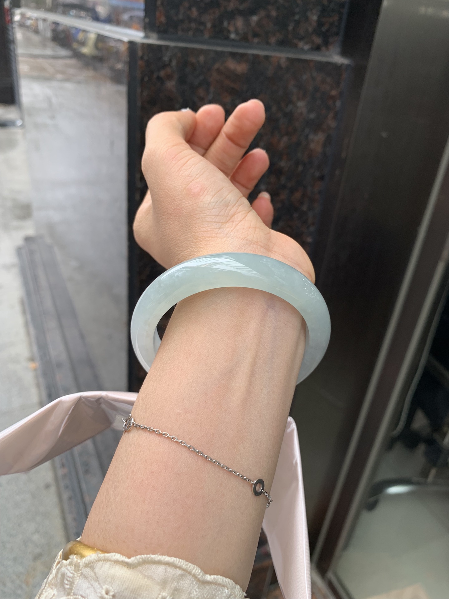 冰晴正圈 57.6-8.3-13 0330-2A83 打灯细纹棉絮，不影响，底妆水润细腻，满圈渐变淡雅晴绿，像初春嫩芽落入清泉，均匀柔和，抬眼就是一片宁静感