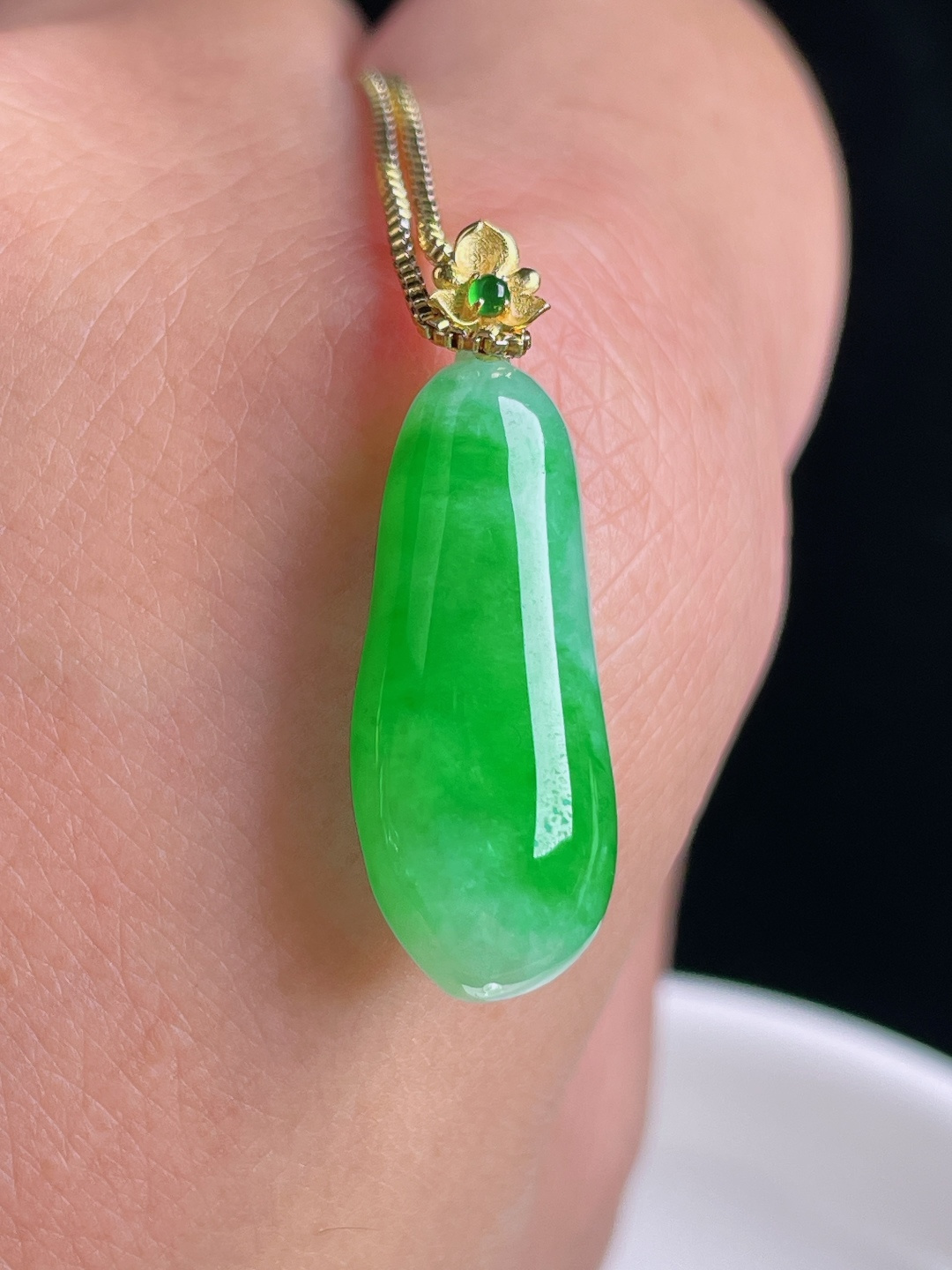 辣绿福瓜，18k镶嵌，老种起光，细底通透，尺寸：28裸石24.2/9.4/6.3mm1003