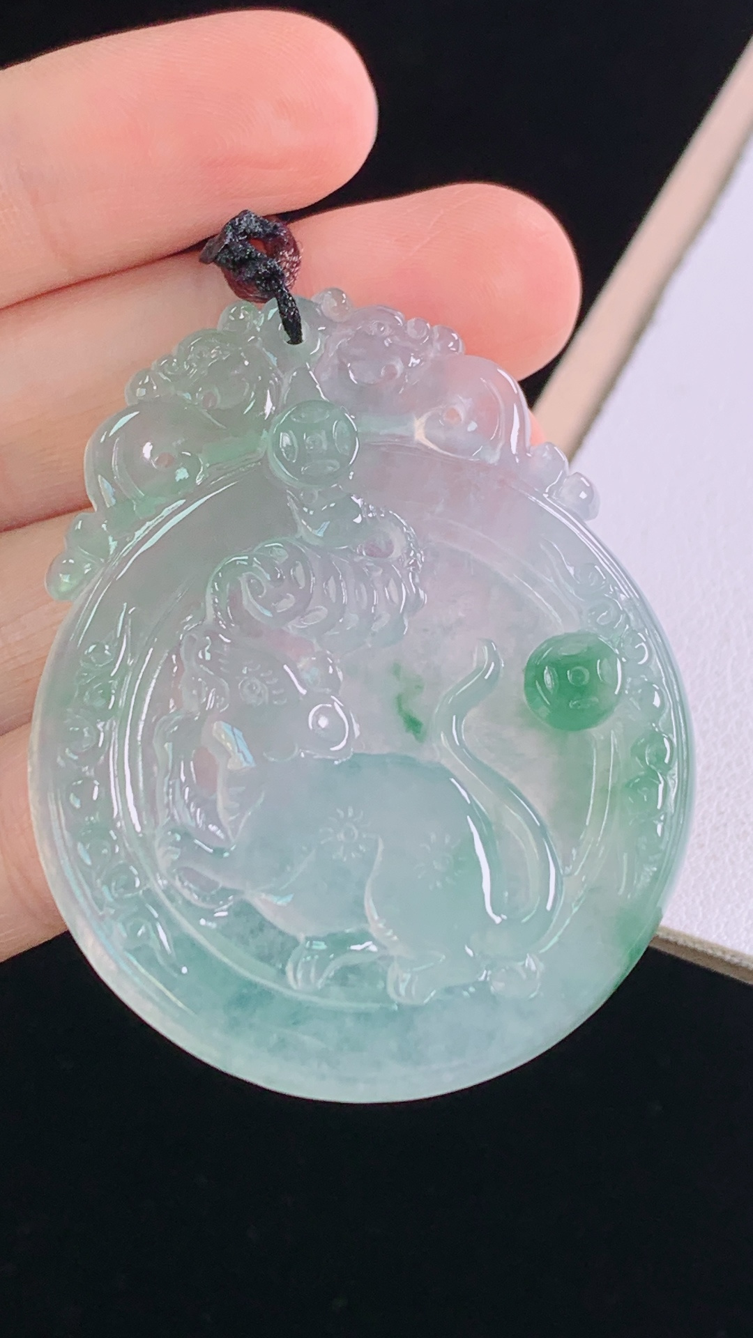 ️冰种飘花福鼠运财，花色灵动，水润清透，无裂，尺寸:49.0-40.1-5.4mm 29