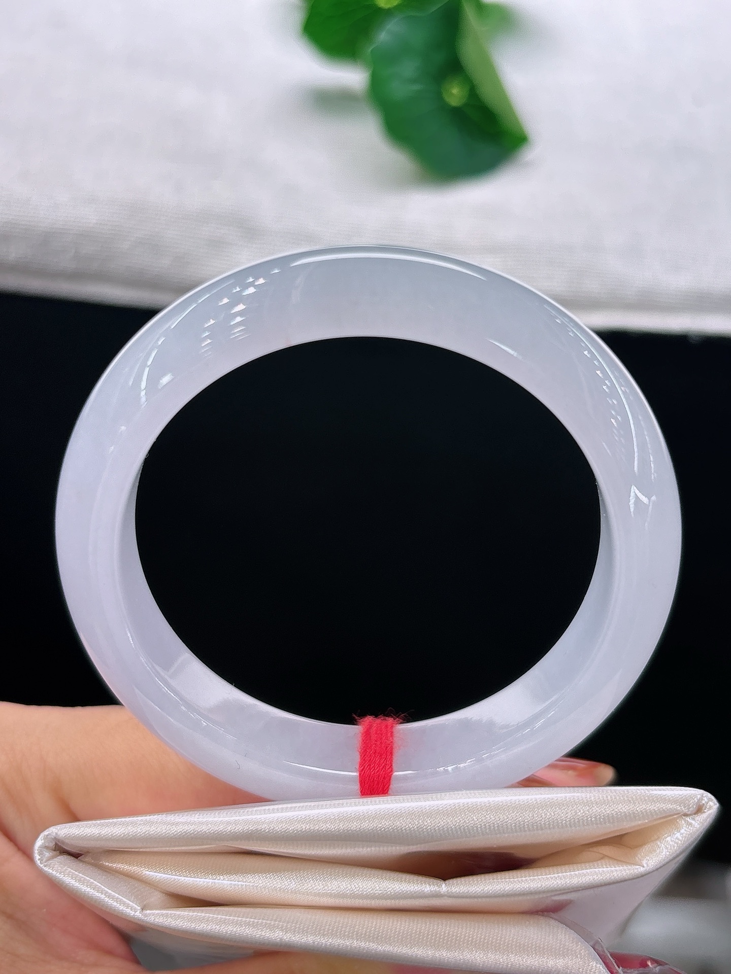 天然翡翠手镯，圈口53.8/11.5/8.5冰白粉润底，澄澈通透，莹润皎洁，自带温柔气质，无裂