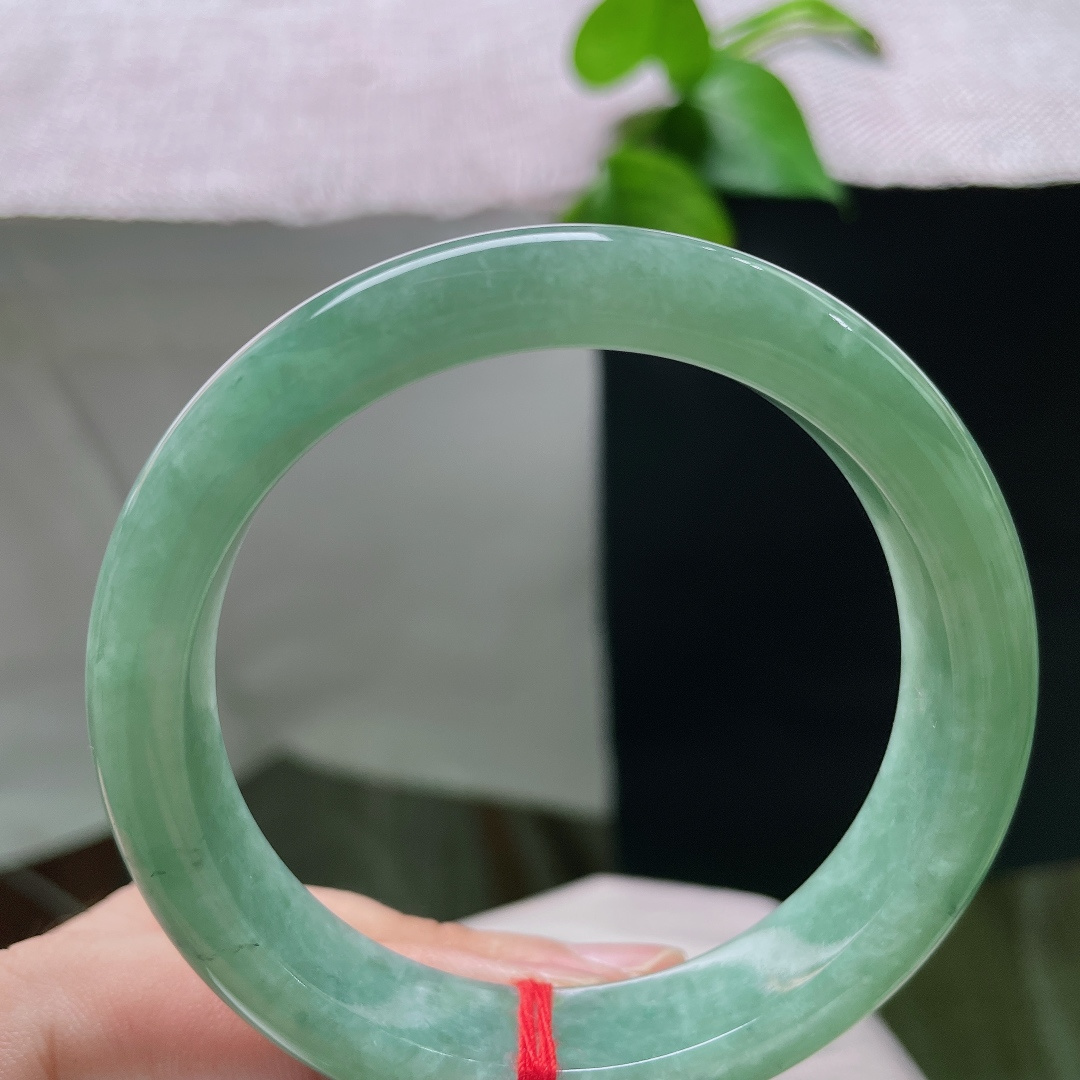 55/12/8.1，绿底正圈，晶体感，湖水柔绿蕴玉骨，静谧清宁藏于腕间。ss55757a。