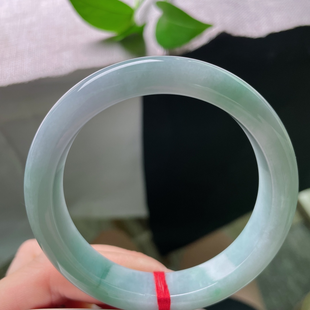 56.1/12.6/8.6，蓝底正圈，一点皮纹，腕间漾开浅浅湖光翠色，冰玉清润莹亮，色泽柔和不张扬，正圈镯演绎温婉含蓄古典之美。ss59284a