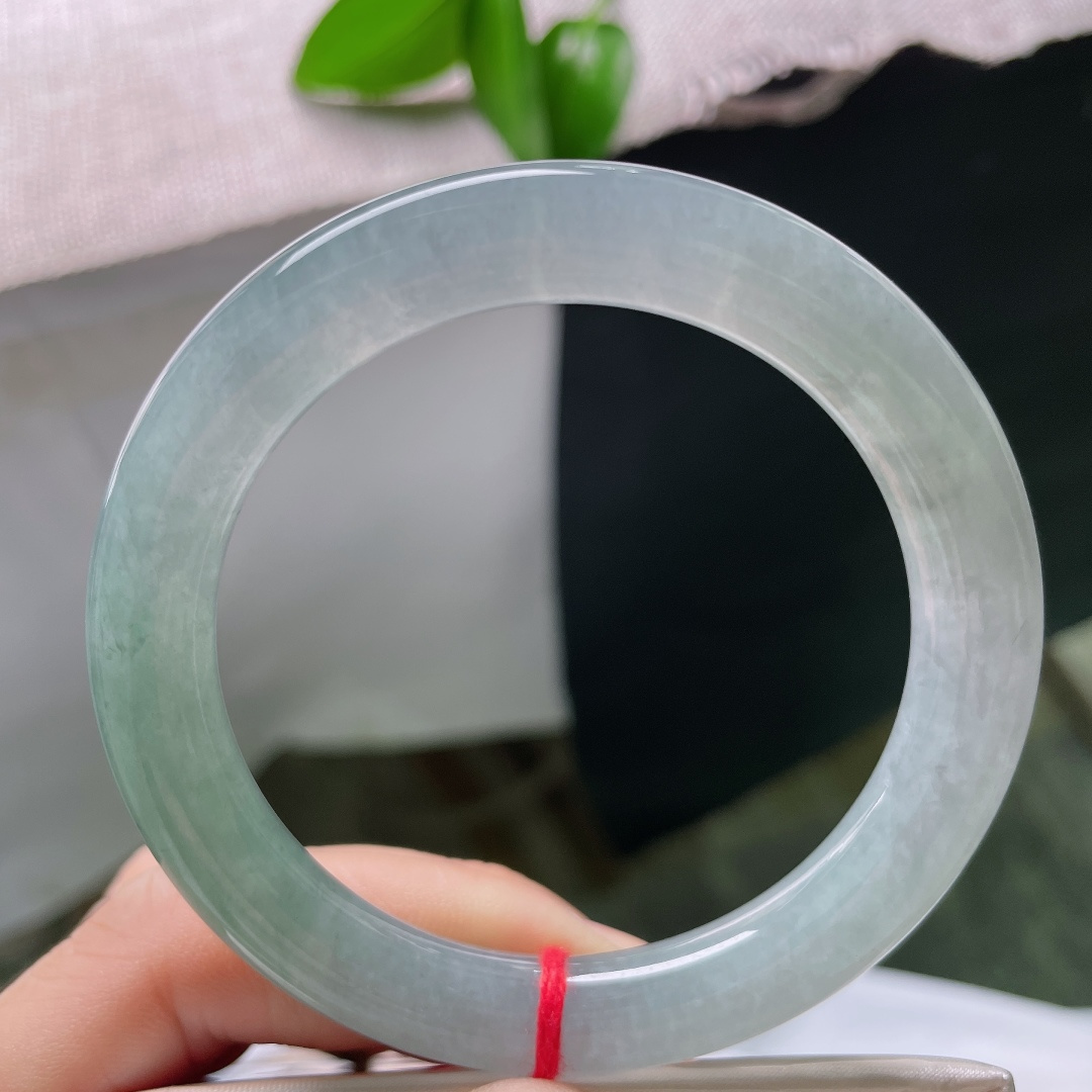 55/9.5，油青圆条，晶体纹，厚装圆条湖绿玉镯，种老细腻，清浅绿调素雅不张扬。ss59487a