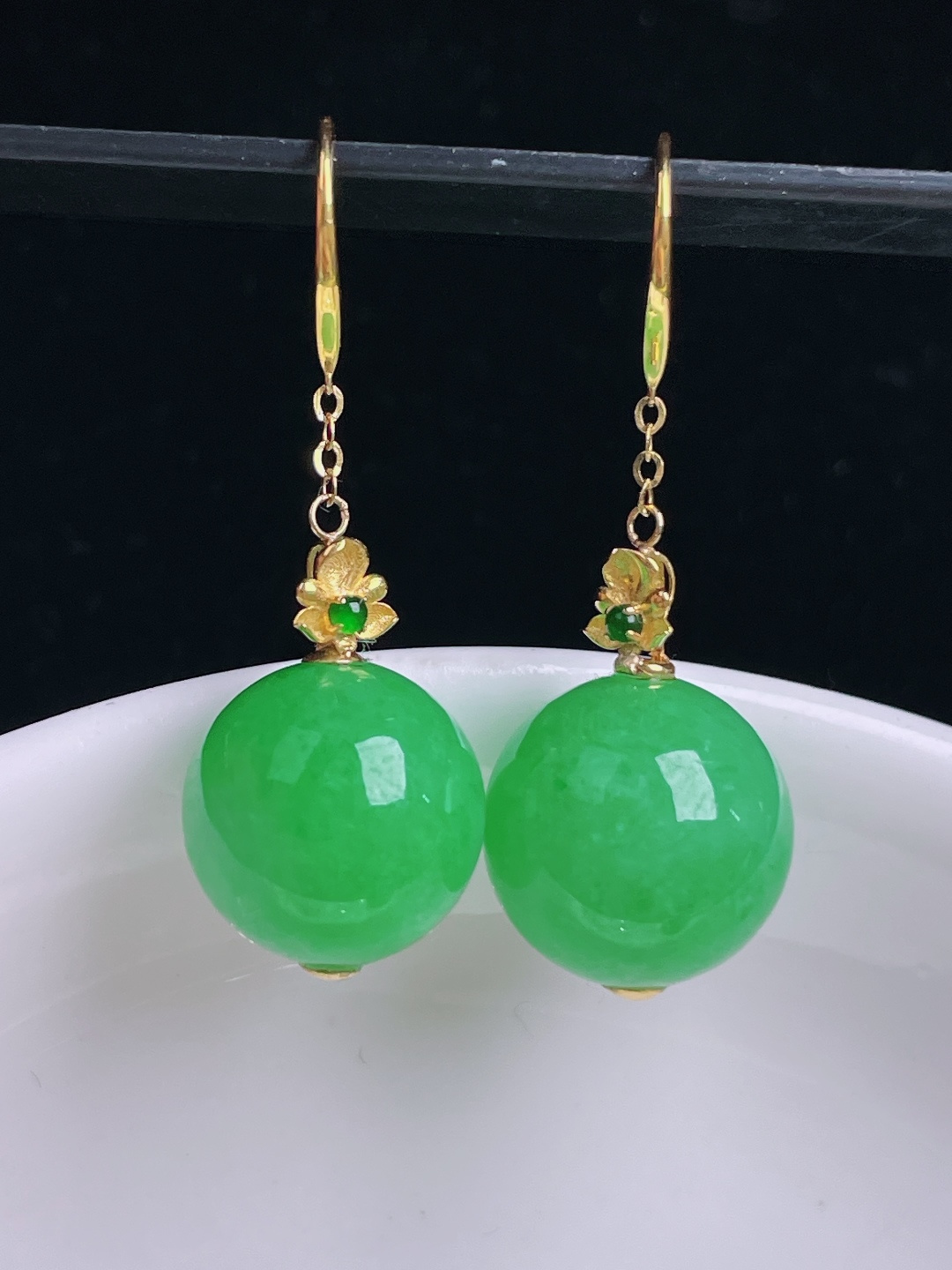 ️阳绿圆珠耳坠，18k镶嵌，老种起光，细底通透，尺寸：裸石12.7mm1003