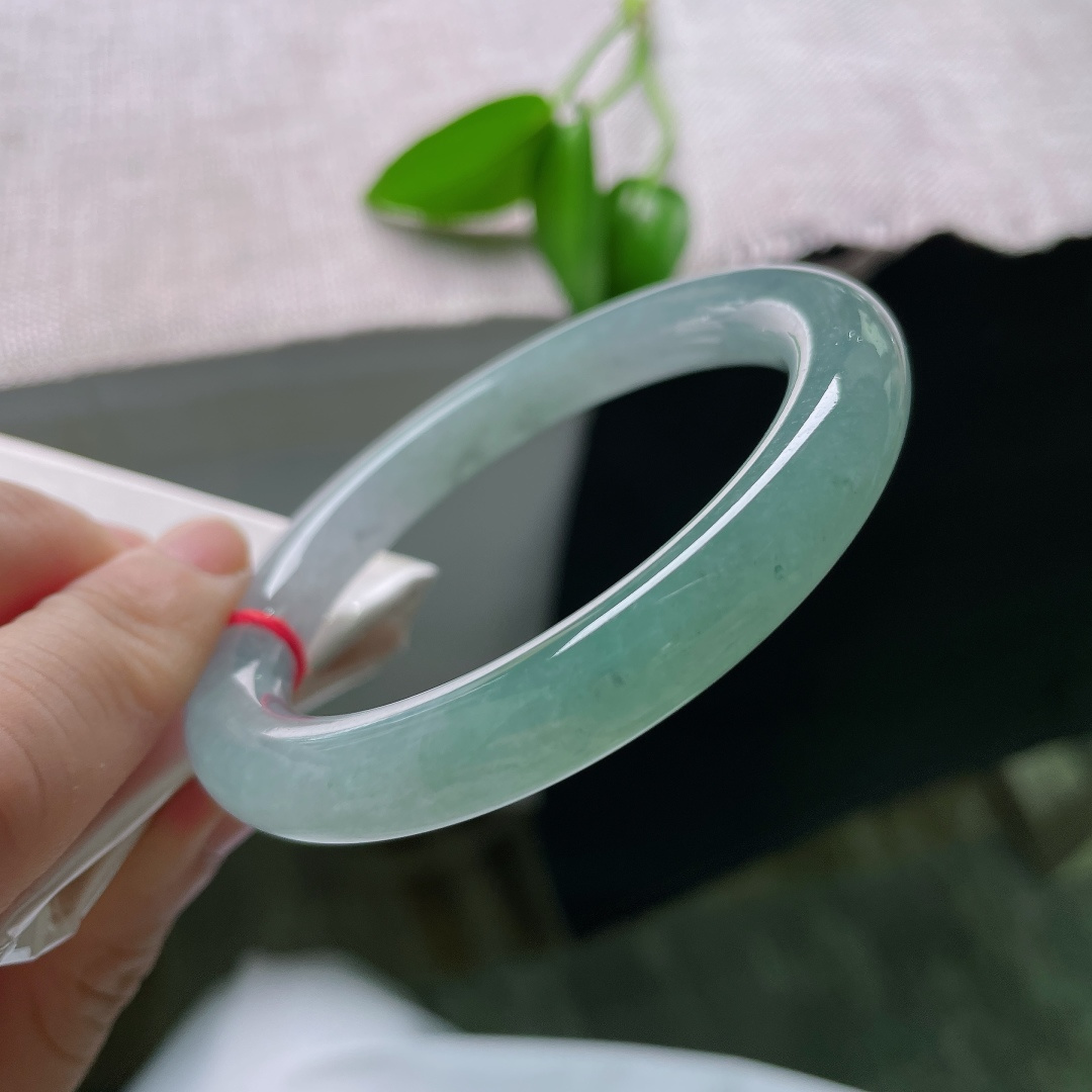 55/9.5，油青圆条，晶体纹，厚装圆条湖绿玉镯，种老细腻，清浅绿调素雅不张扬。ss59487a