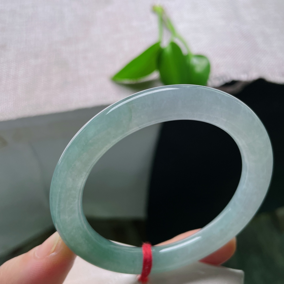 55/8.9，油青圆条，色线，冰感十足湖绿圆镯，色泽柔和均匀，种质细腻水头饱满。ss59483a