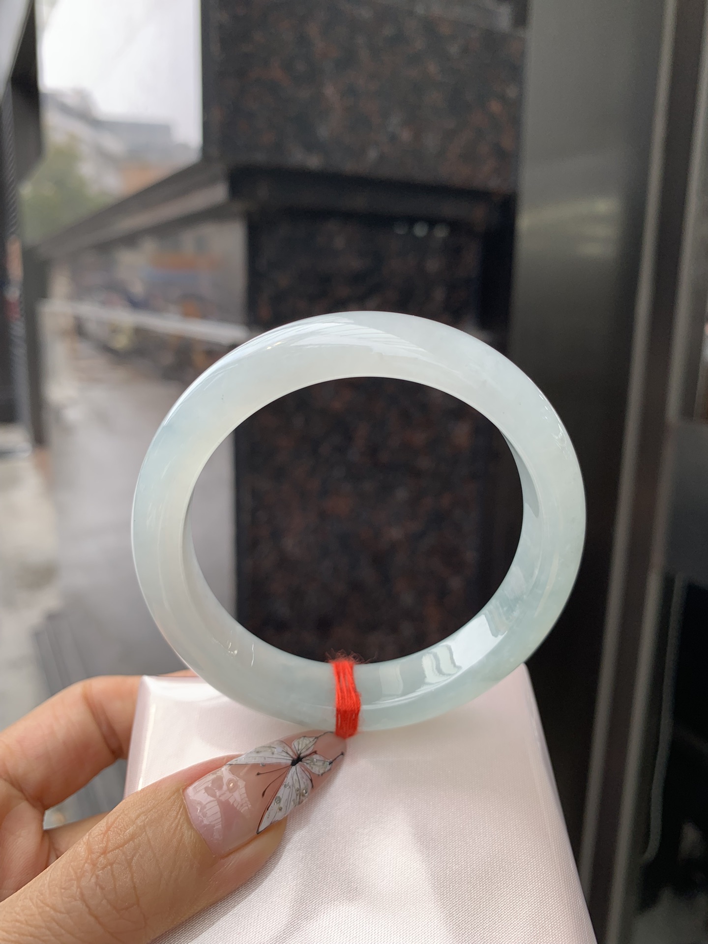 冰晴正圈 57.6-8.3-13 0330-2A83 打灯细纹棉絮，不影响，底妆水润细腻，满圈渐变淡雅晴绿，像初春嫩芽落入清泉，均匀柔和，抬眼就是一片宁静感