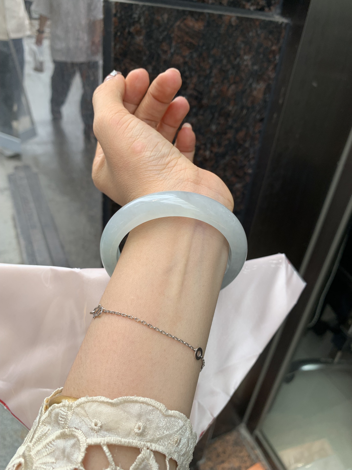 冰晴正圈 57.6-8.3-13 0330-2A83 打灯细纹棉絮，不影响，底妆水润细腻，满圈渐变淡雅晴绿，像初春嫩芽落入清泉，均匀柔和，抬眼就是一片宁静感