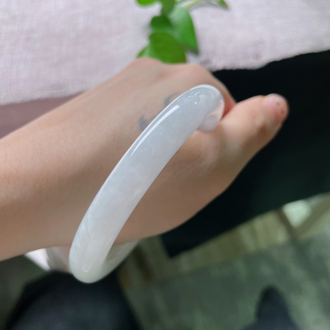 55.1/9.6，白月光圆条，皮纹，冰润白糯美人条玉镯，素净清透，细镯衬得手腕纤细温婉。ss57399a