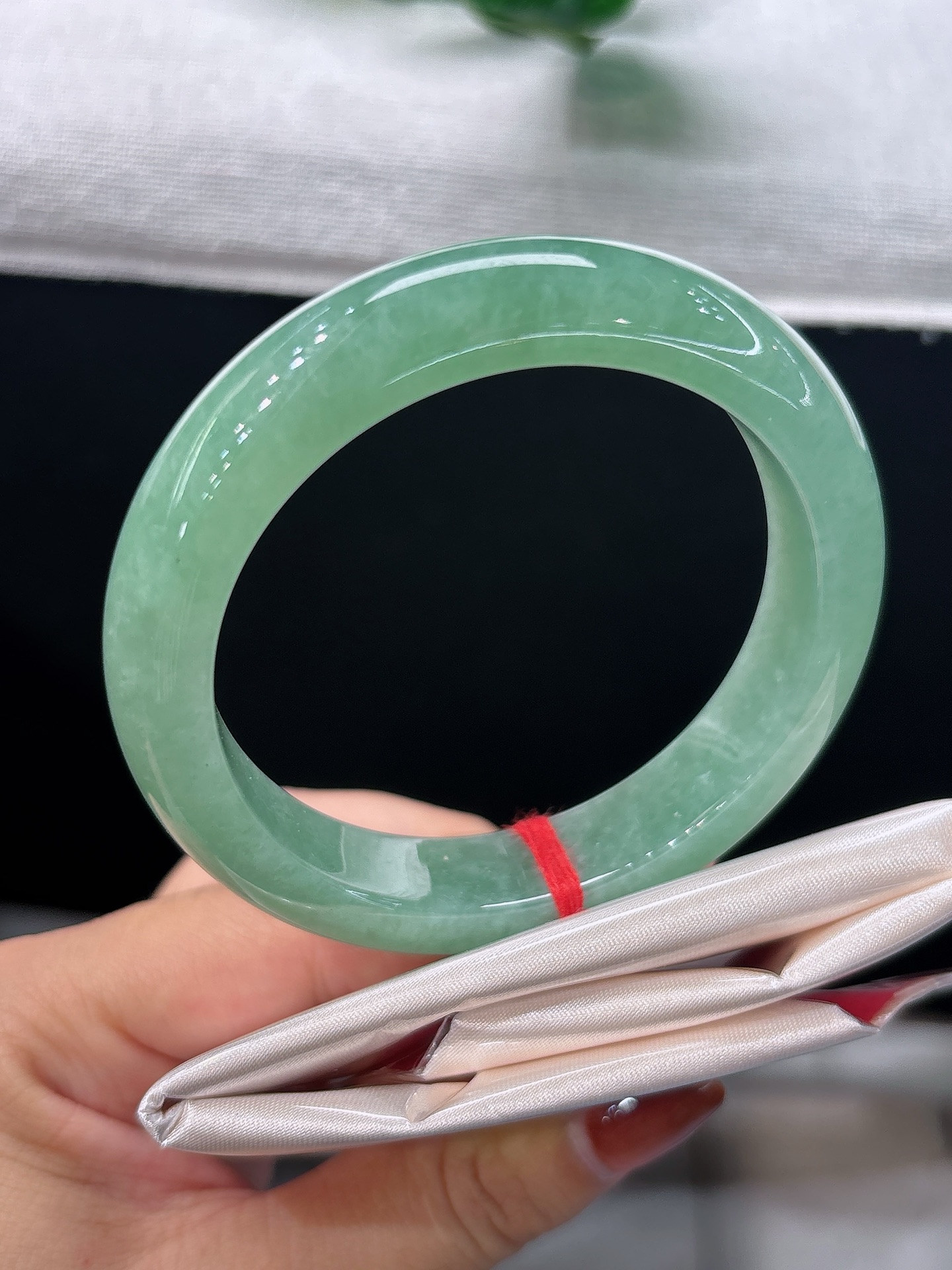 天然翡翠手镯，圈口56.3/12.9/9.1，正圈满抹清甜果绿，玉质匀净莹润，似一池春日碧水，清新灵动，无裂