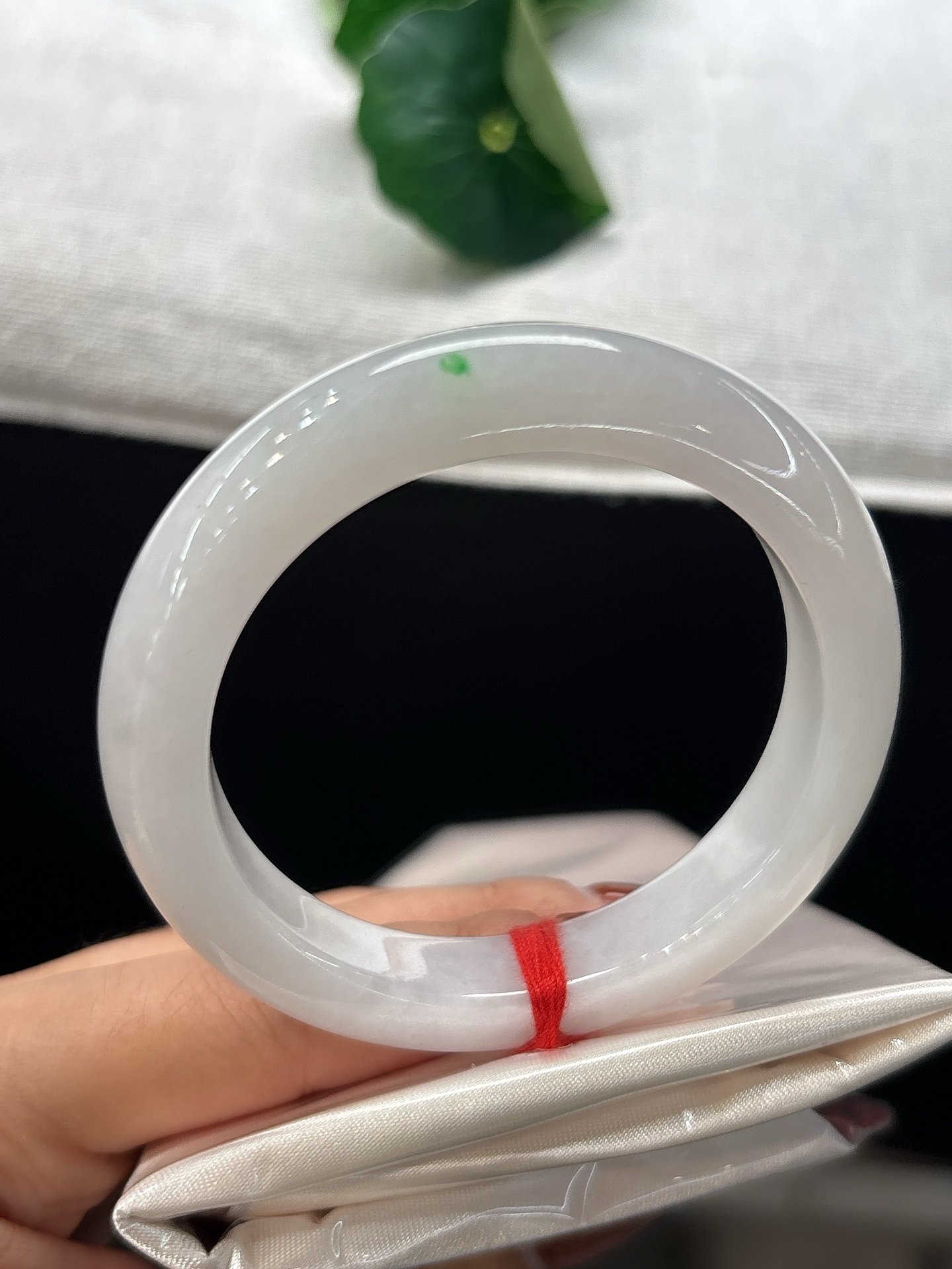 天然翡翠手镯，圈口51.5/10.6/8.6，淡粉底，一点翠色轻点其上，似碧星落于柔粉烟霞，简约又藏别致风情，无裂