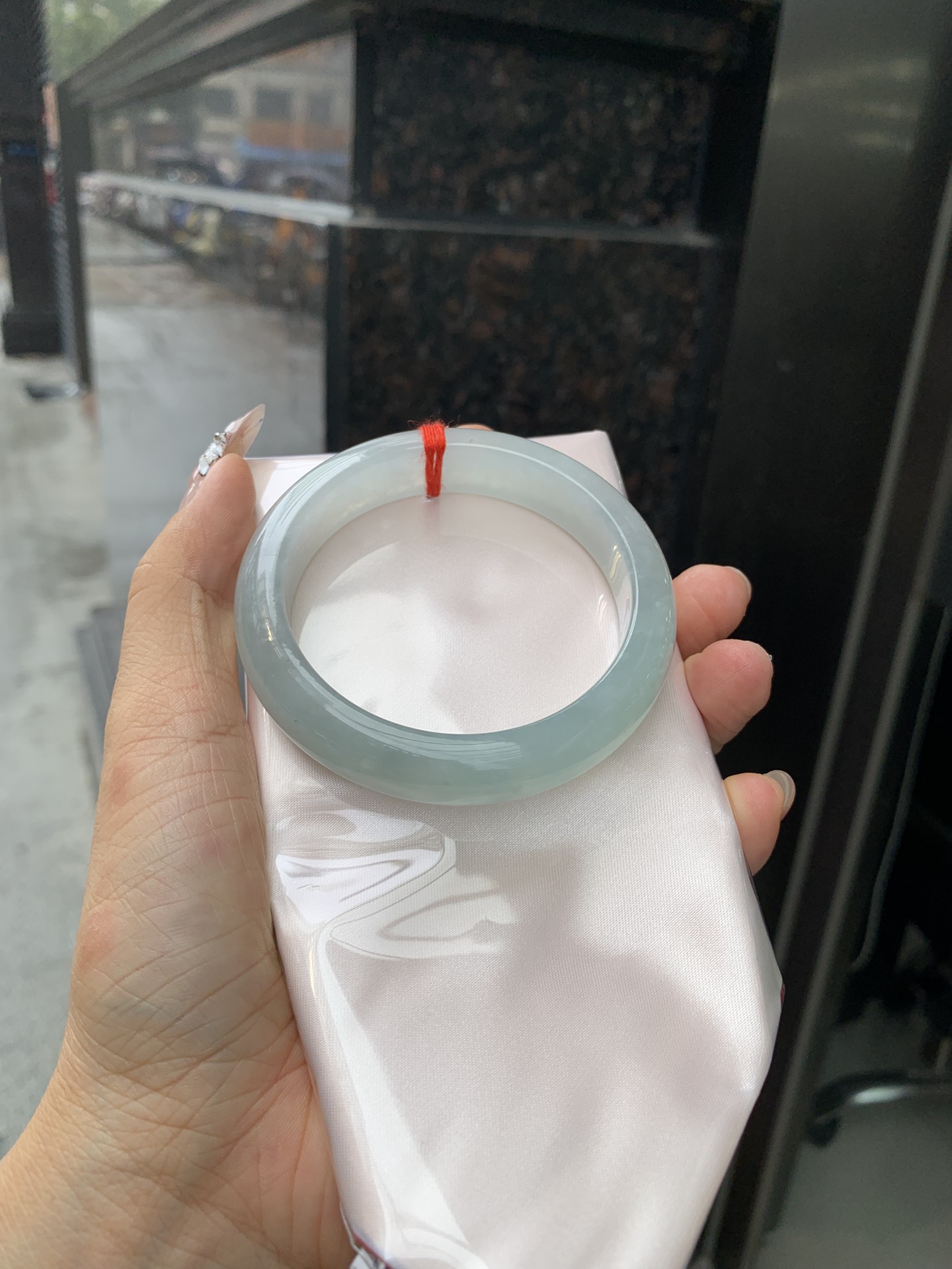 冰晴正圈 57.6-8.3-13 0330-2A83 打灯细纹棉絮，不影响，底妆水润细腻，满圈渐变淡雅晴绿，像初春嫩芽落入清泉，均匀柔和，抬眼就是一片宁静感