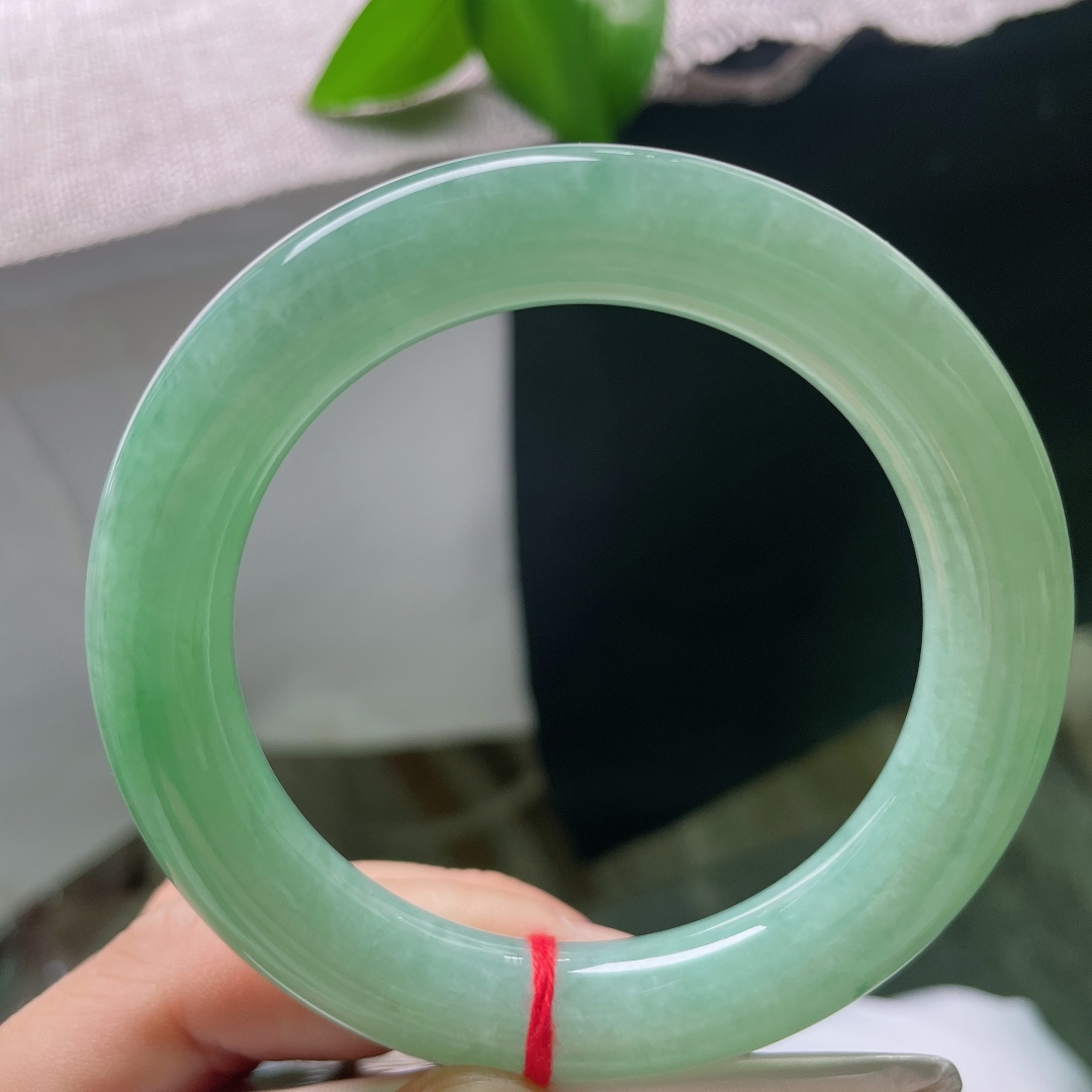 56.5/11.7，绿底圆条，棉线，满圈湖水绿如一汪春日湖水凝于镯身，丝丝缕缕的飘花悠然散落，自带清雅松弛的氛围感ss59252a