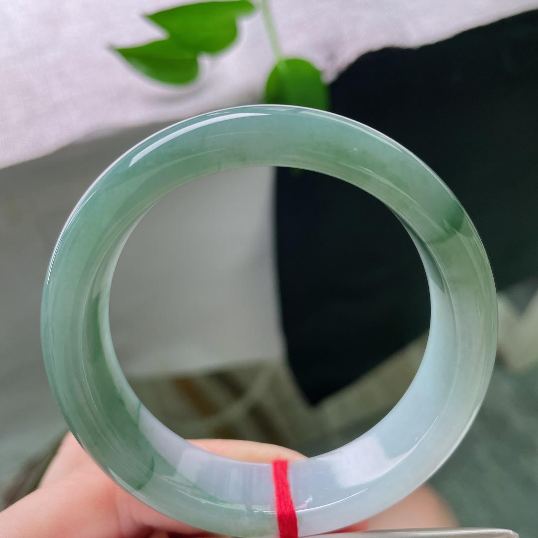 55.2/15.5/7.9，蓝底正圈，飘花点缀，上手温婉大气，宽版轮胎镯，无裂，ss59615a