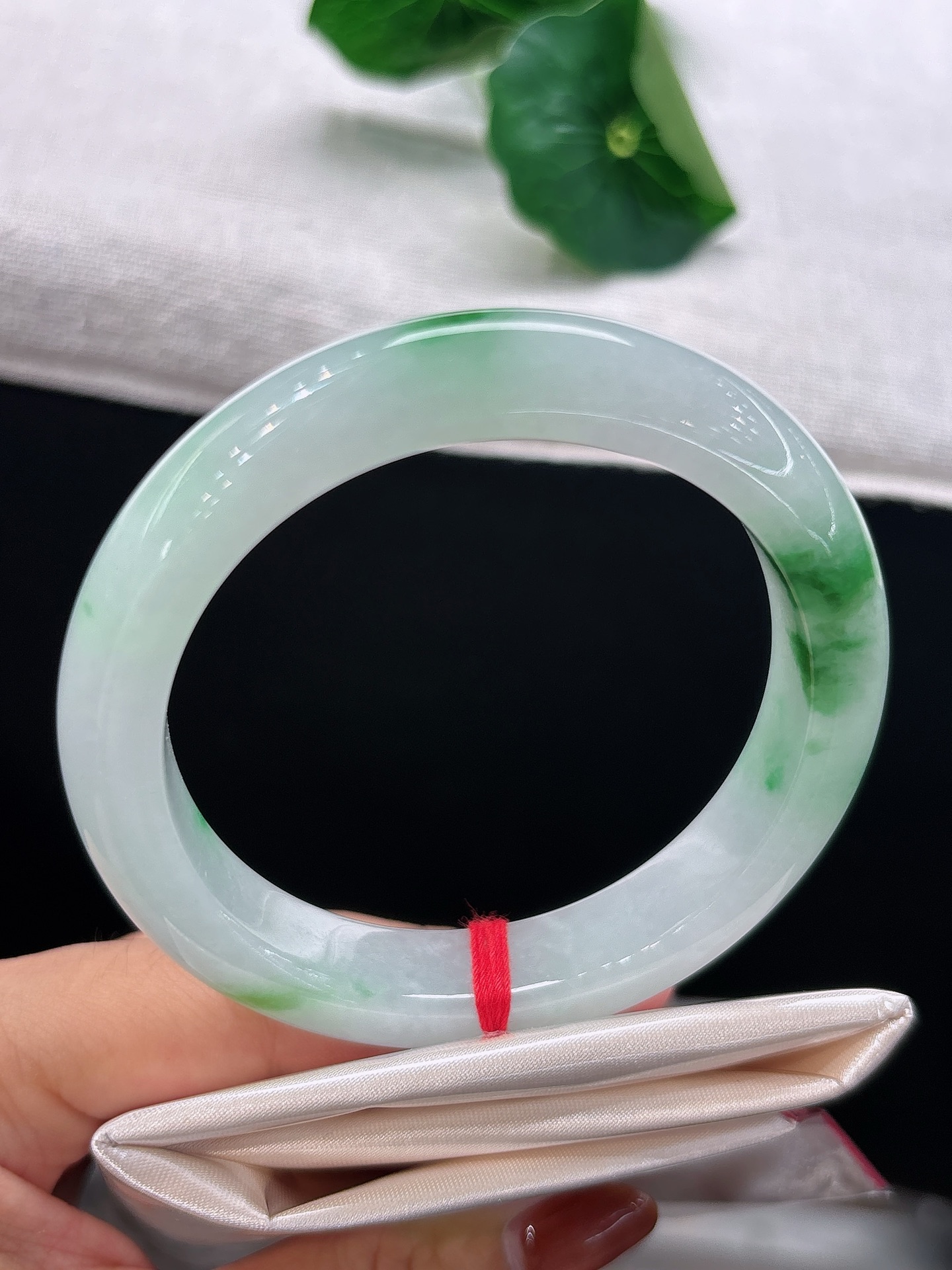 天然翡翠手镯，圈口56.3/11.6/9.3，白底飘辣绿，素底莹白，翠色浓艳，鲜绿晕染镯身，明艳动人，无裂