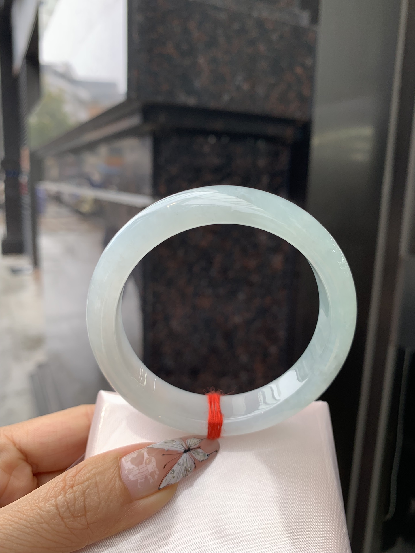 冰晴正圈 57.6-8.3-13 0330-2A83 打灯细纹棉絮，不影响，底妆水润细腻，满圈渐变淡雅晴绿，像初春嫩芽落入清泉，均匀柔和，抬眼就是一片宁静感