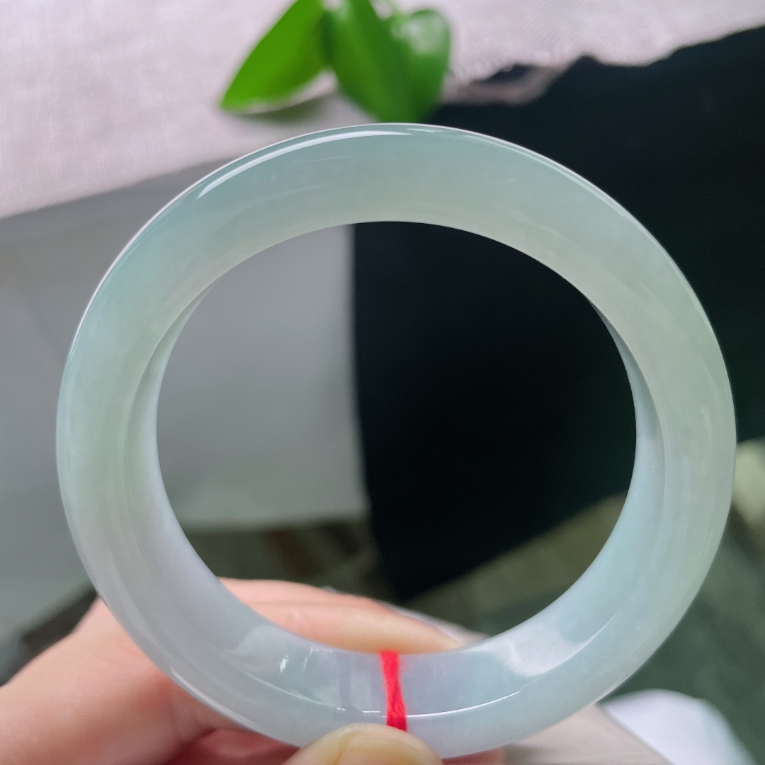 55.5/13/8.8，蓝底正圈，棉线，冰透莹润，种质细腻，水头充盈，自带温润柔光，色泽清新素雅，上