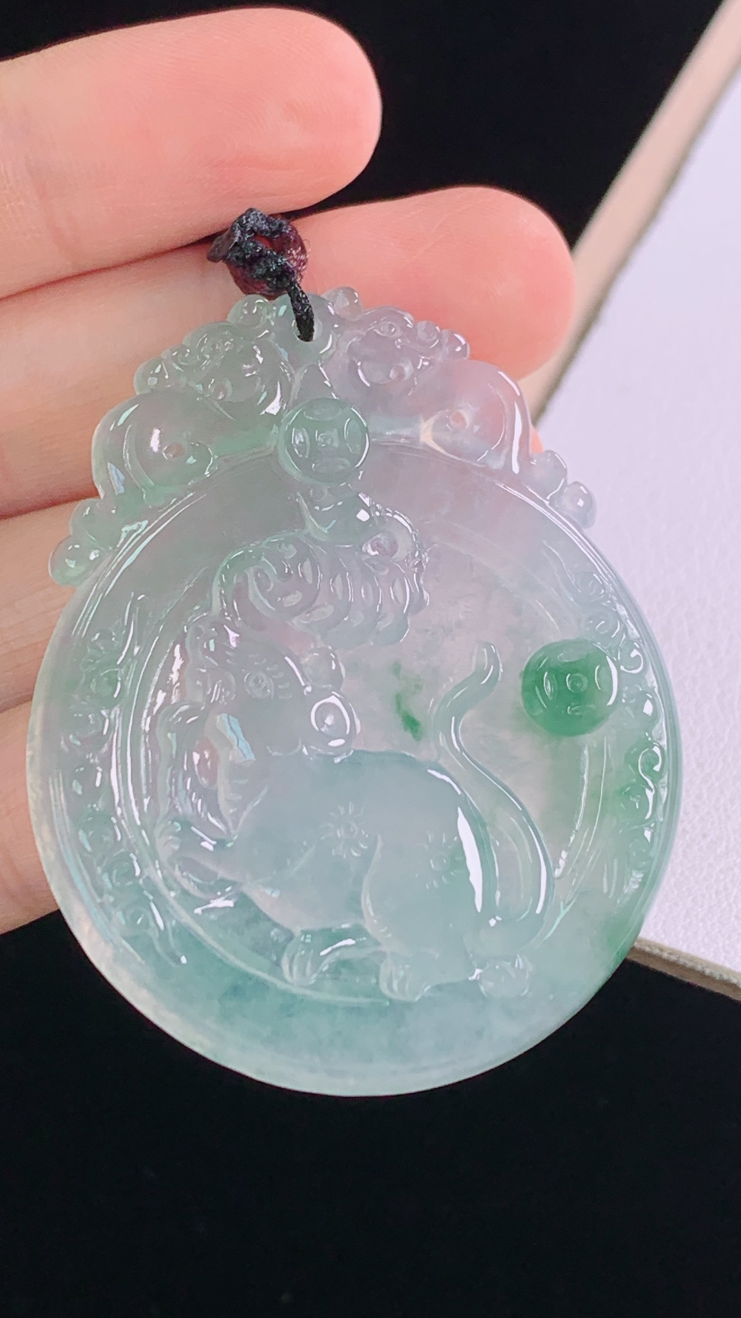 ️冰种飘花福鼠运财，花色灵动，水润清透，无裂，尺寸:49.0-40.1-5.4mm 29
