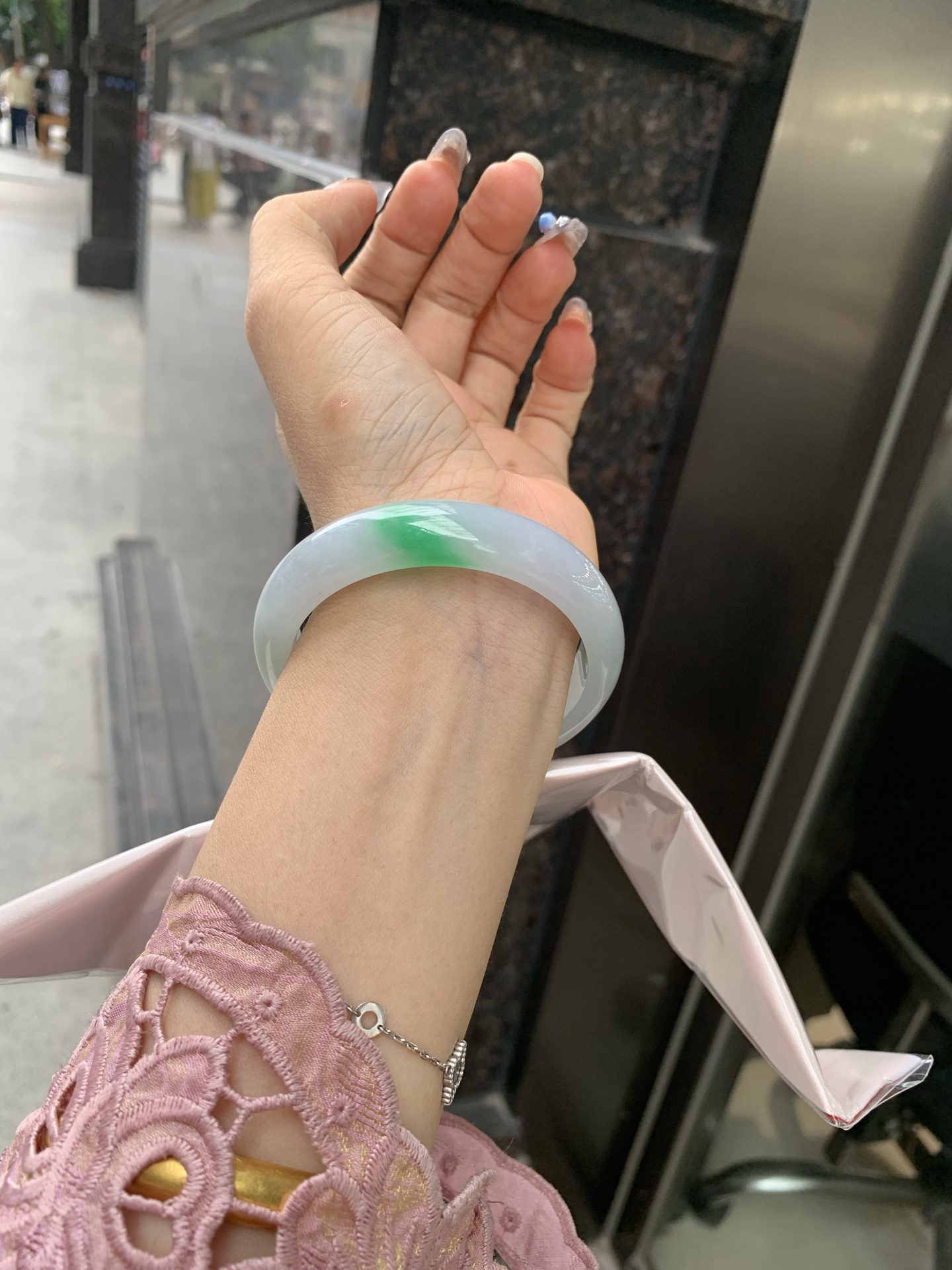 白底青正圈 55-7.1-12.9 0502-N614 打灯棉线，底妆水润，一抹阳绿花飘舞，清新动人，更显灵动，有生命力。