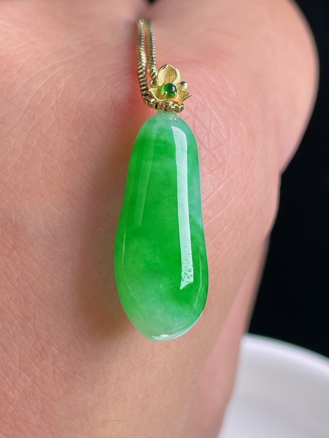 辣绿福瓜，18k镶嵌，老种起光，细底通透，尺寸：28裸石24.2/9.4/6.3mm1003