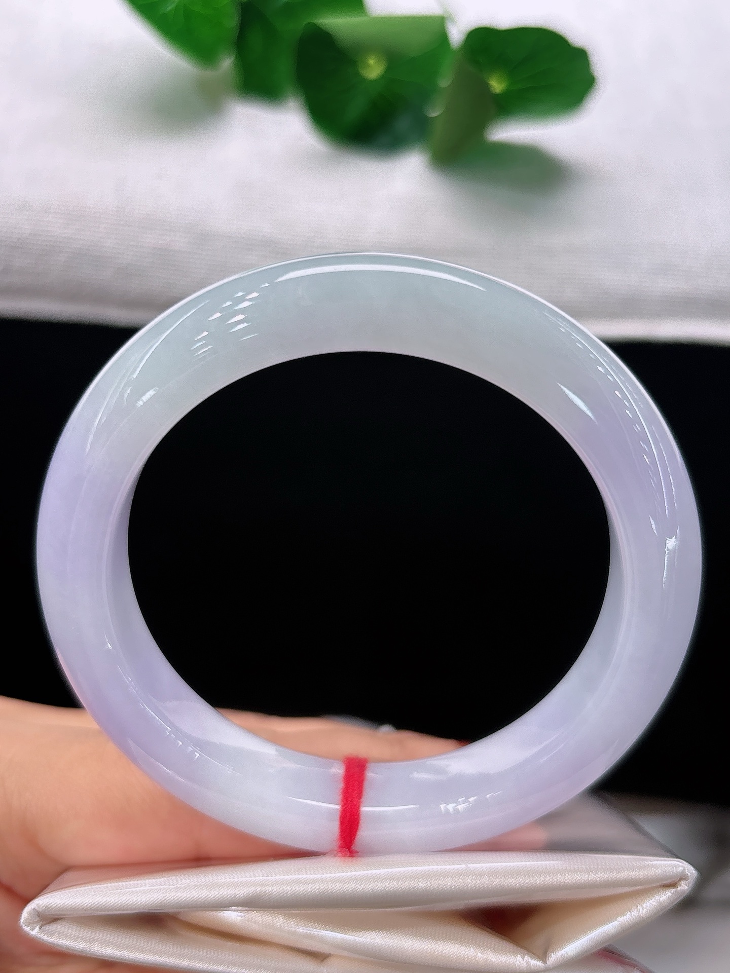 天然翡翠手镯，圈口56.3/12/9.7，正圈柔紫氤氲如薄烟，莹润素净，自带温婉浪漫诗意，无裂