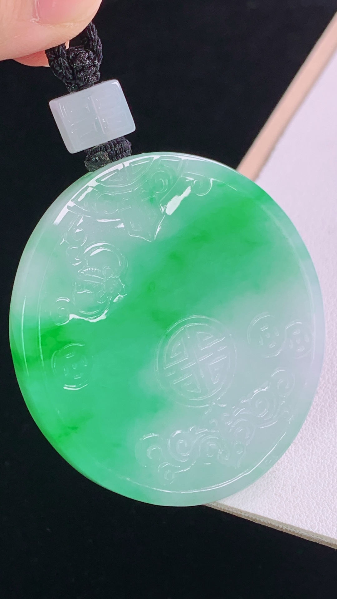 ️冰飘绿仿古牌 翠色明艳，有种有色，无裂 尺寸:52.9-49.9-5.7mm 3