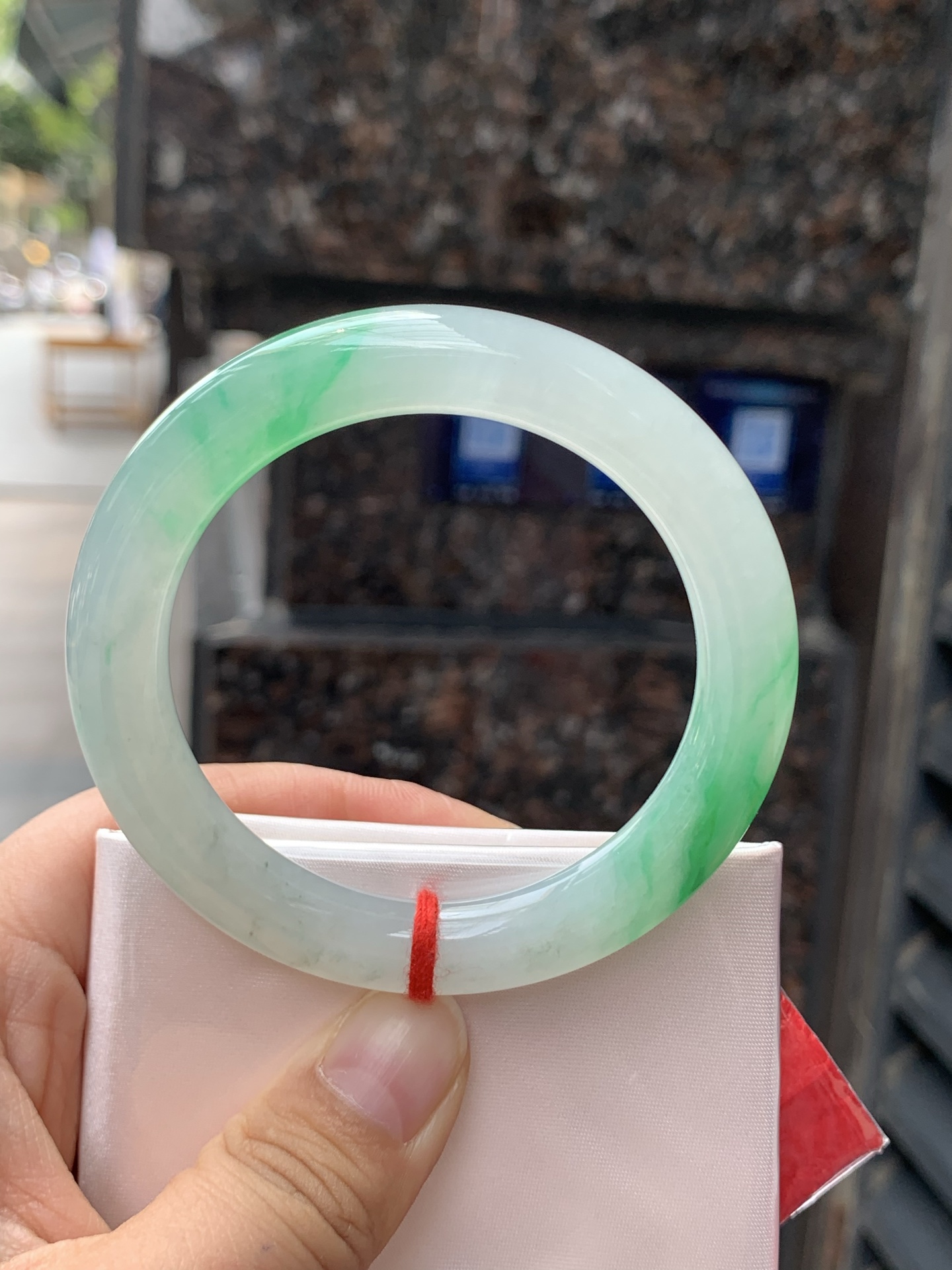 阳绿圆条 52-9.2-9.6 0421-N500 打灯纹裂，不扣，底妆水润，绿花点缀，镯色生香，腕间之美，水润中透着灵气，仙气缭绕，温婉可人，举手投足间皆是美好
