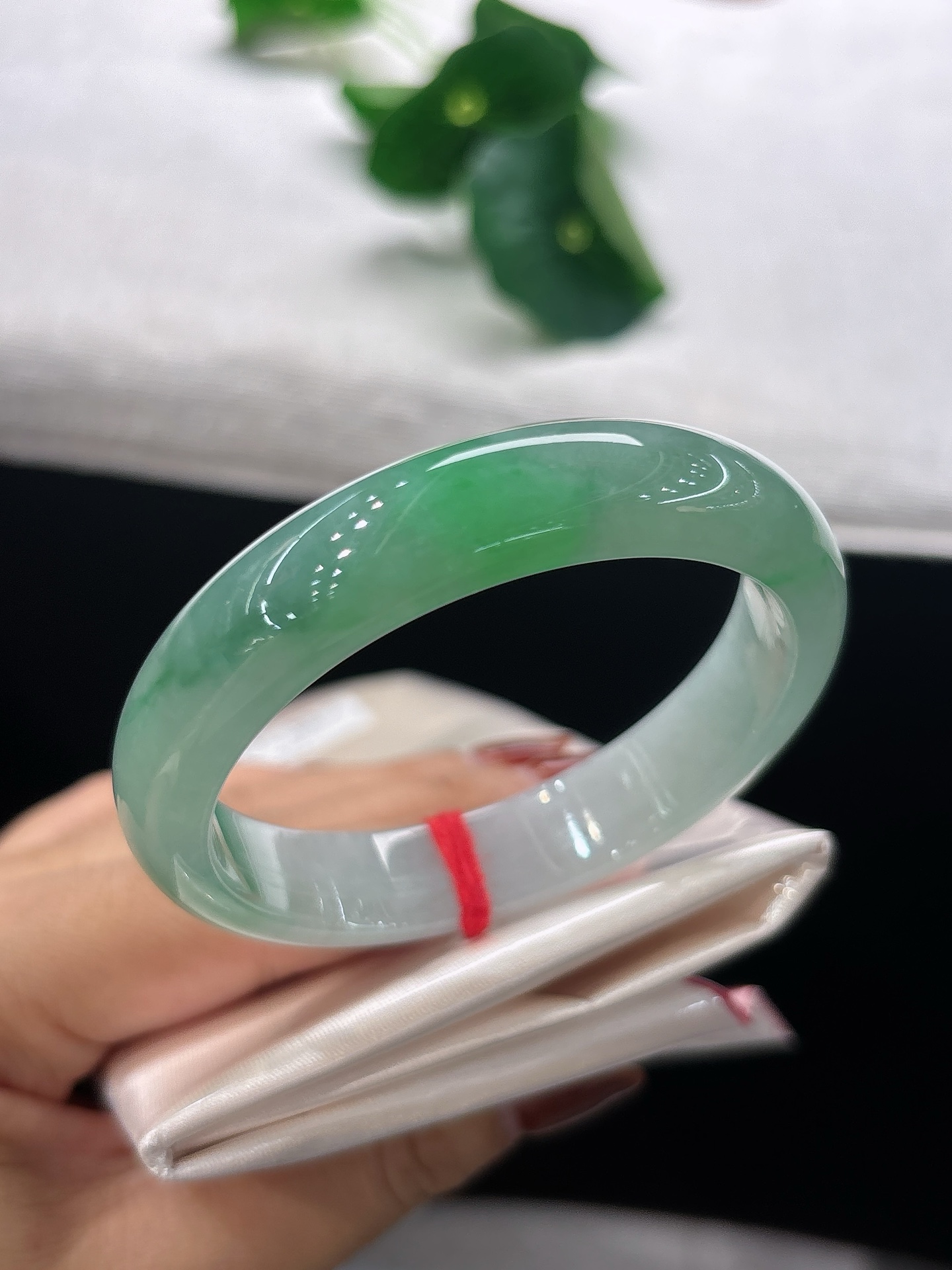 天然翡翠手镯，圈口53.7/10.4/7.6半段翠色悠然晕染，绿如春江染碧，温婉又富有灵动气韵，微纹