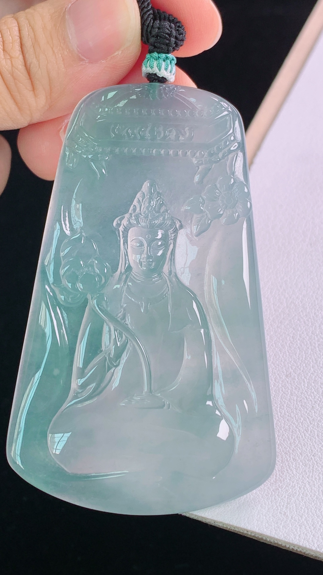 冰蓝大势至观音，色泽清新，清透起光，无裂，尺寸:68.1-42.5-5.1mm 2