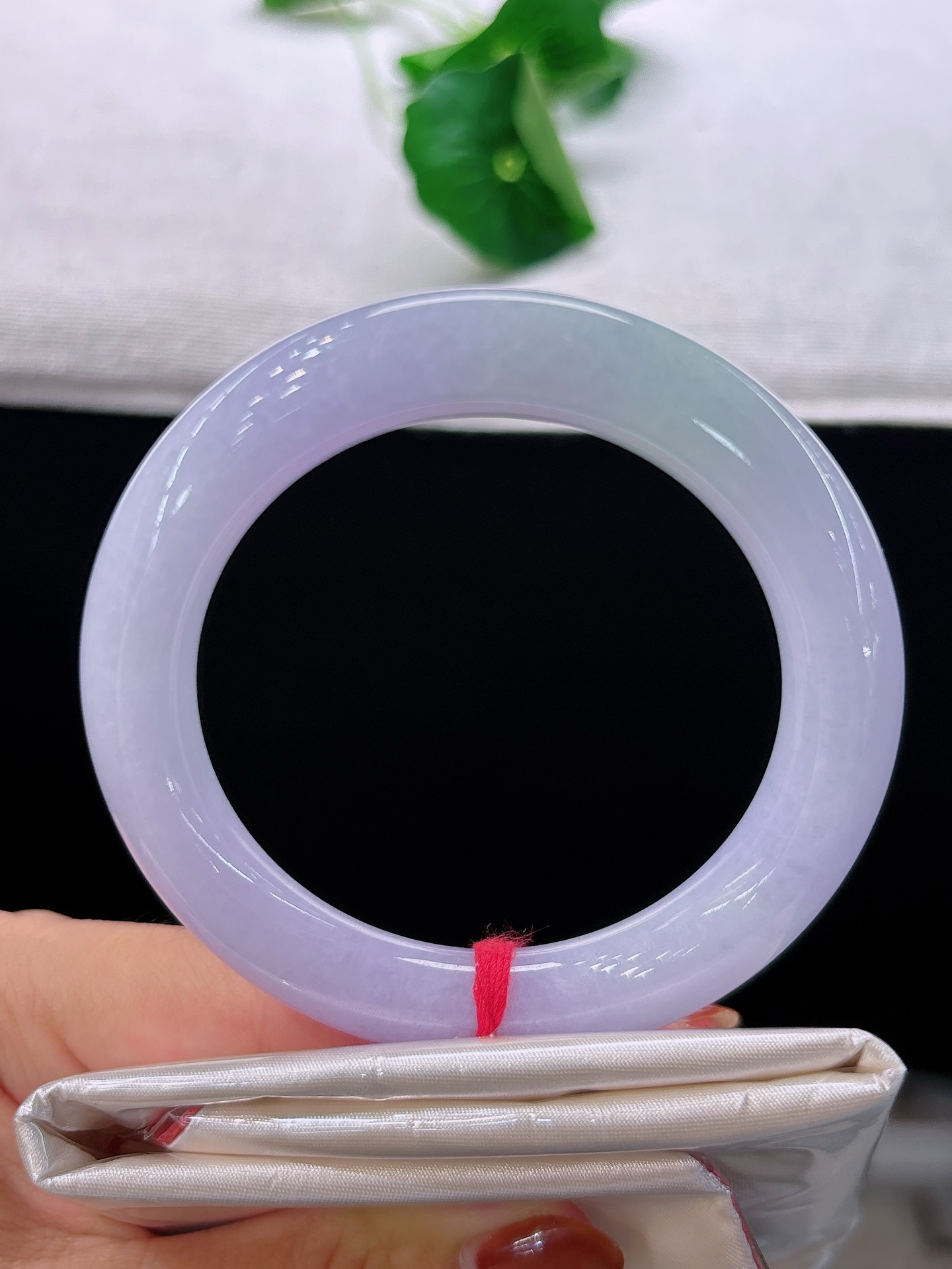 天然翡翠手镯，圈口53.8/10.4，圆条柔紫满盈，似暮烟染就云霞，玉质莹润匀净，尽显优雅风范，无裂