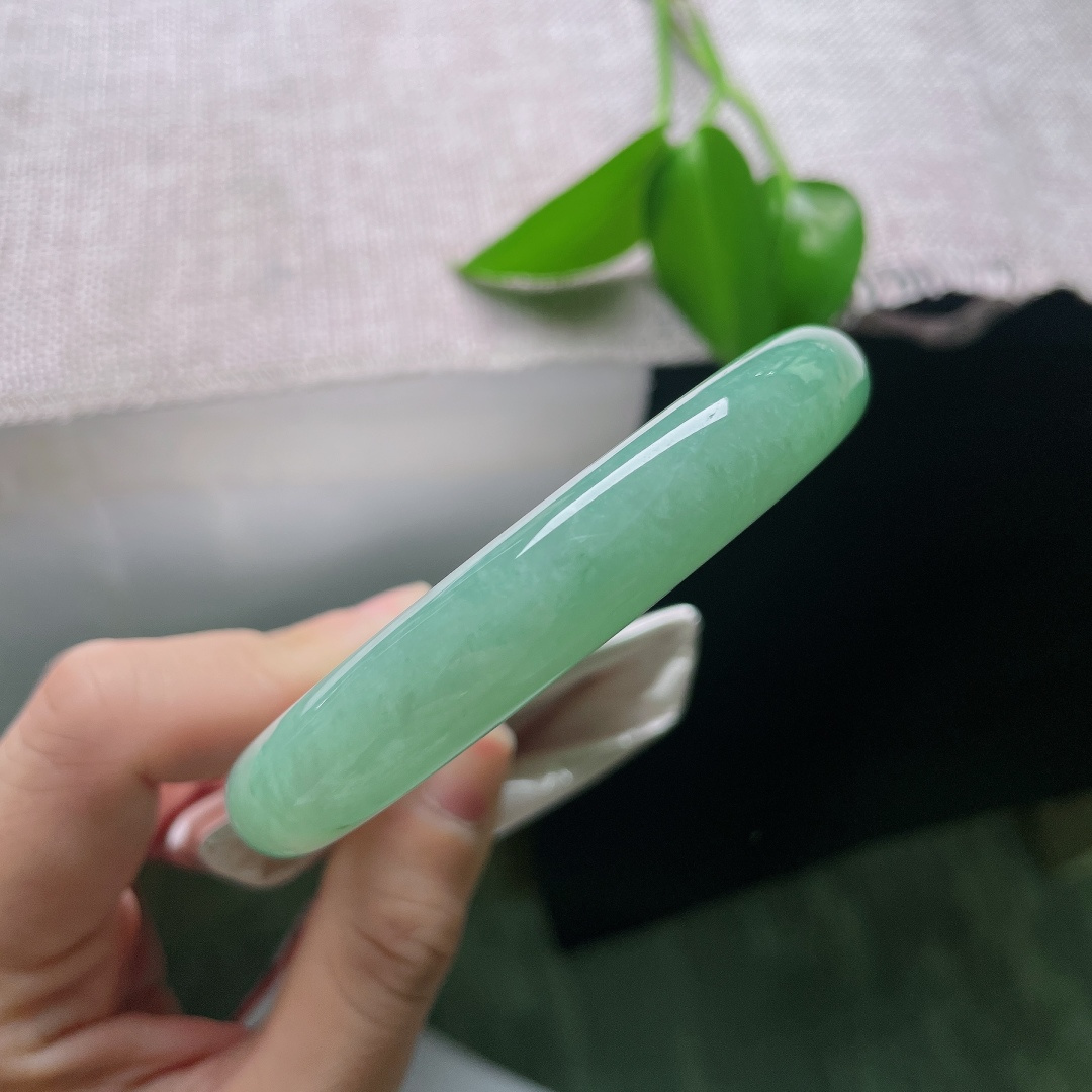 56.5/11.7，绿底圆条，棉线，满圈湖水绿如一汪春日湖水凝于镯身，丝丝缕缕的飘花悠然散落，自带清雅松弛的氛围感ss59252a