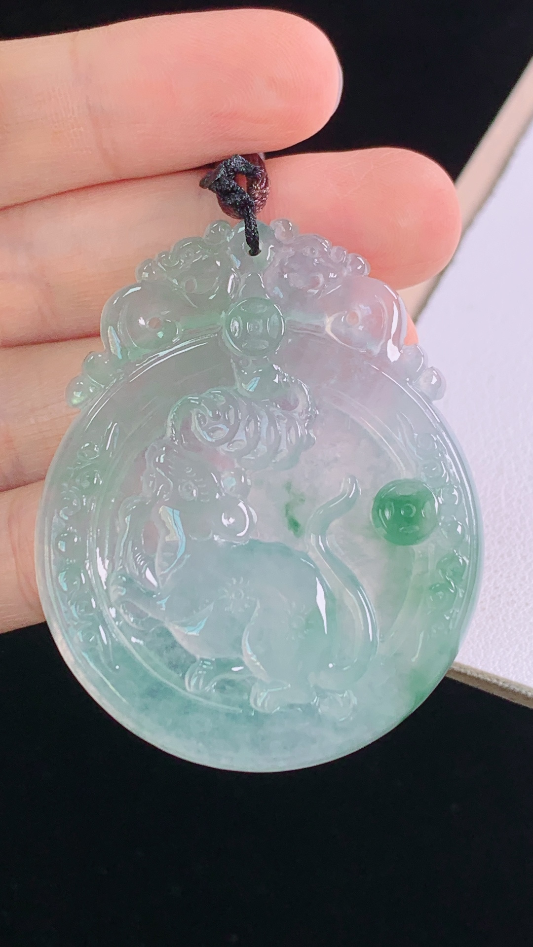 ️冰种飘花福鼠运财，花色灵动，水润清透，无裂，尺寸:49.0-40.1-5.4mm 29
