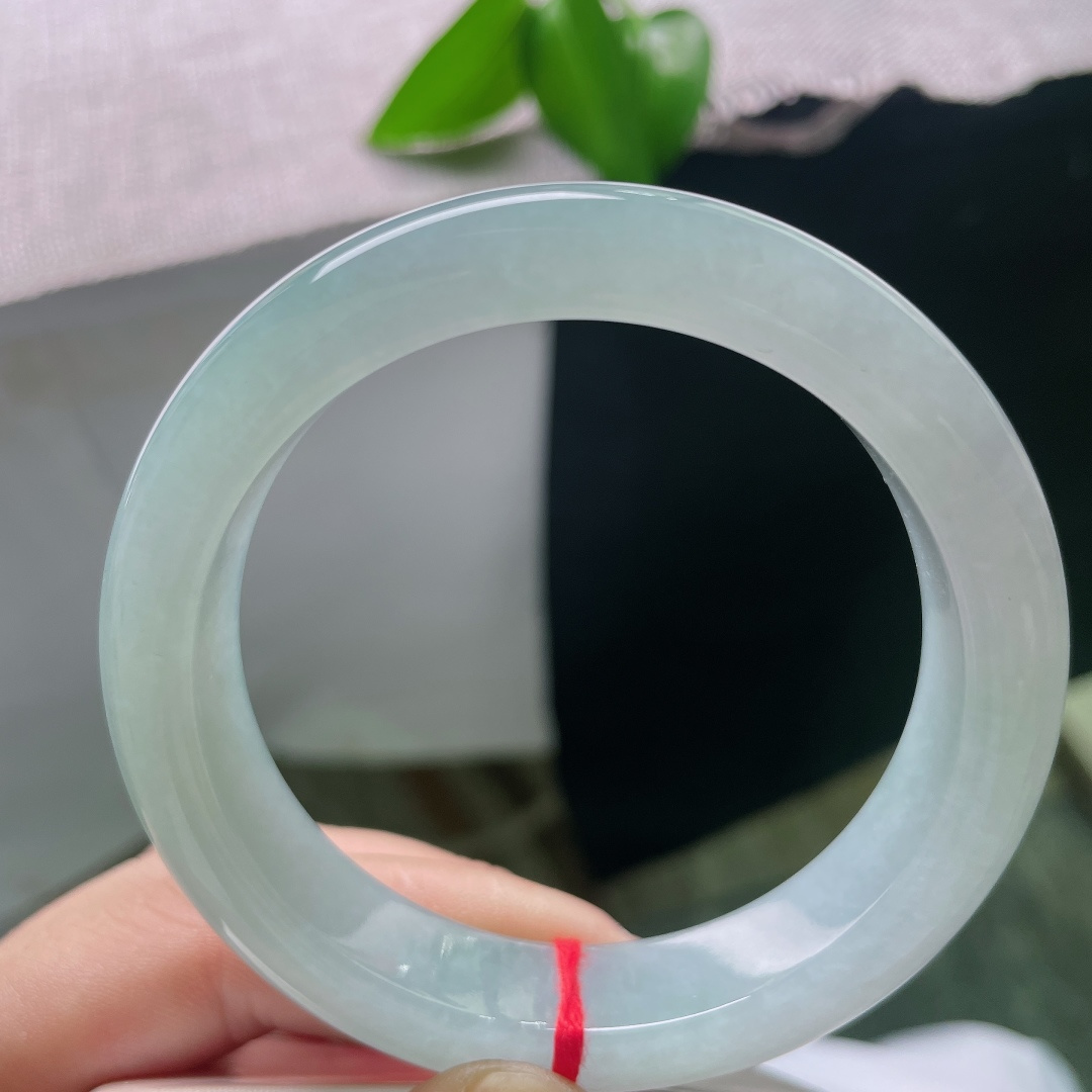 55.5/13/8.8，蓝底正圈，棉线，冰透莹润，种质细腻，水头充盈，自带温润柔光，色泽清新素雅，上手沉静温婉。ss59108a