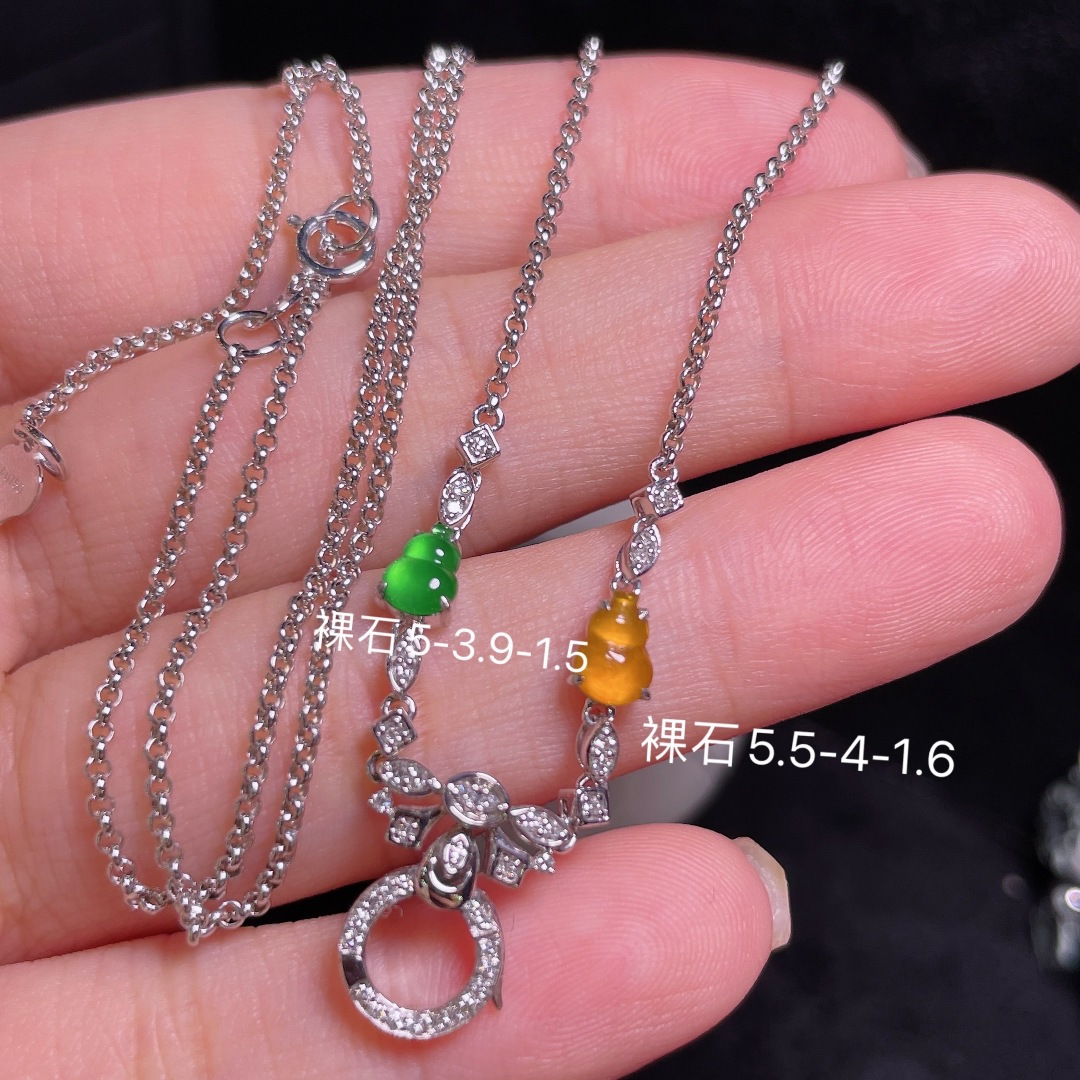️翡翠A货 葫芦链 阳绿满色，料子冰润细腻，种老起光，18k金镶真钻，上身佩戴效果很好 尺寸如图