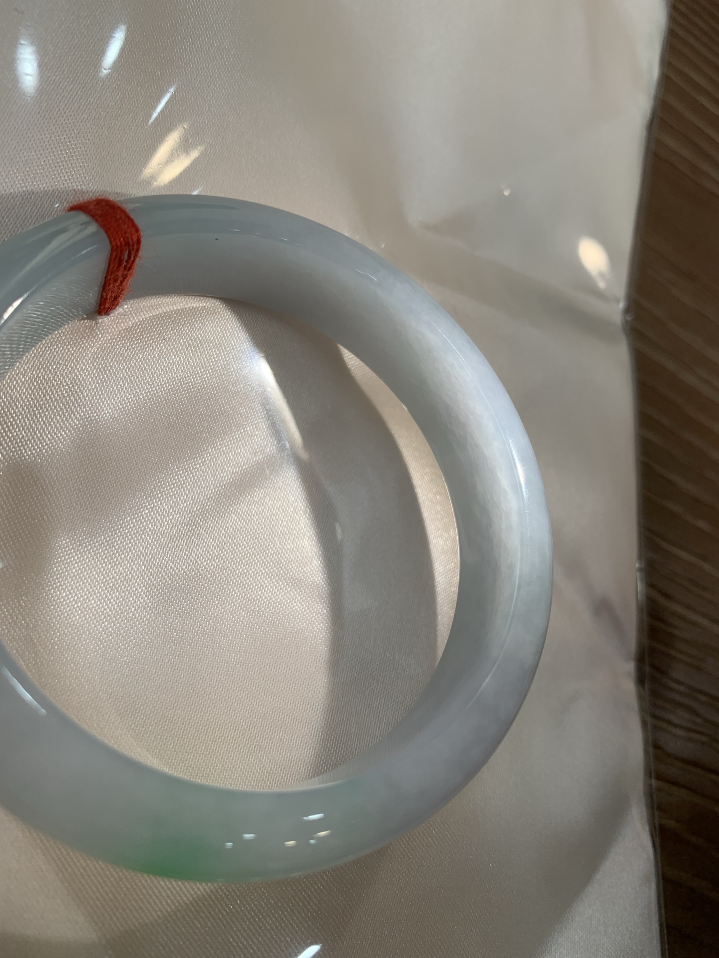 白底青正圈 55-7.1-12.9 0502-N614 打灯棉线，底妆水润，一抹阳绿花飘舞，清新动人，更显灵动，有生命力。