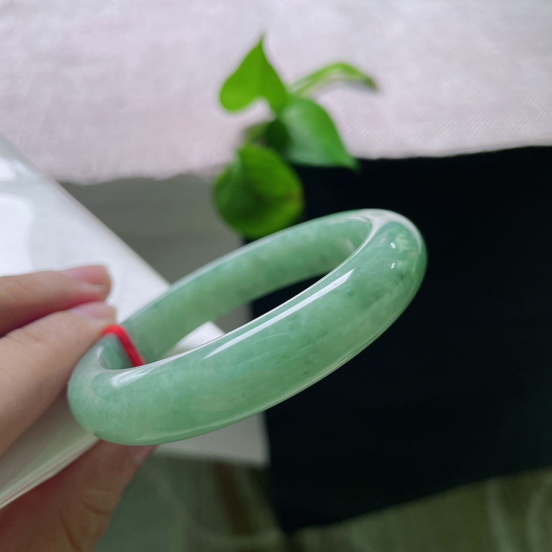 55/12/8.1，绿底正圈，晶体感，湖水柔绿蕴玉骨，静谧清宁藏于腕间。ss55757a。