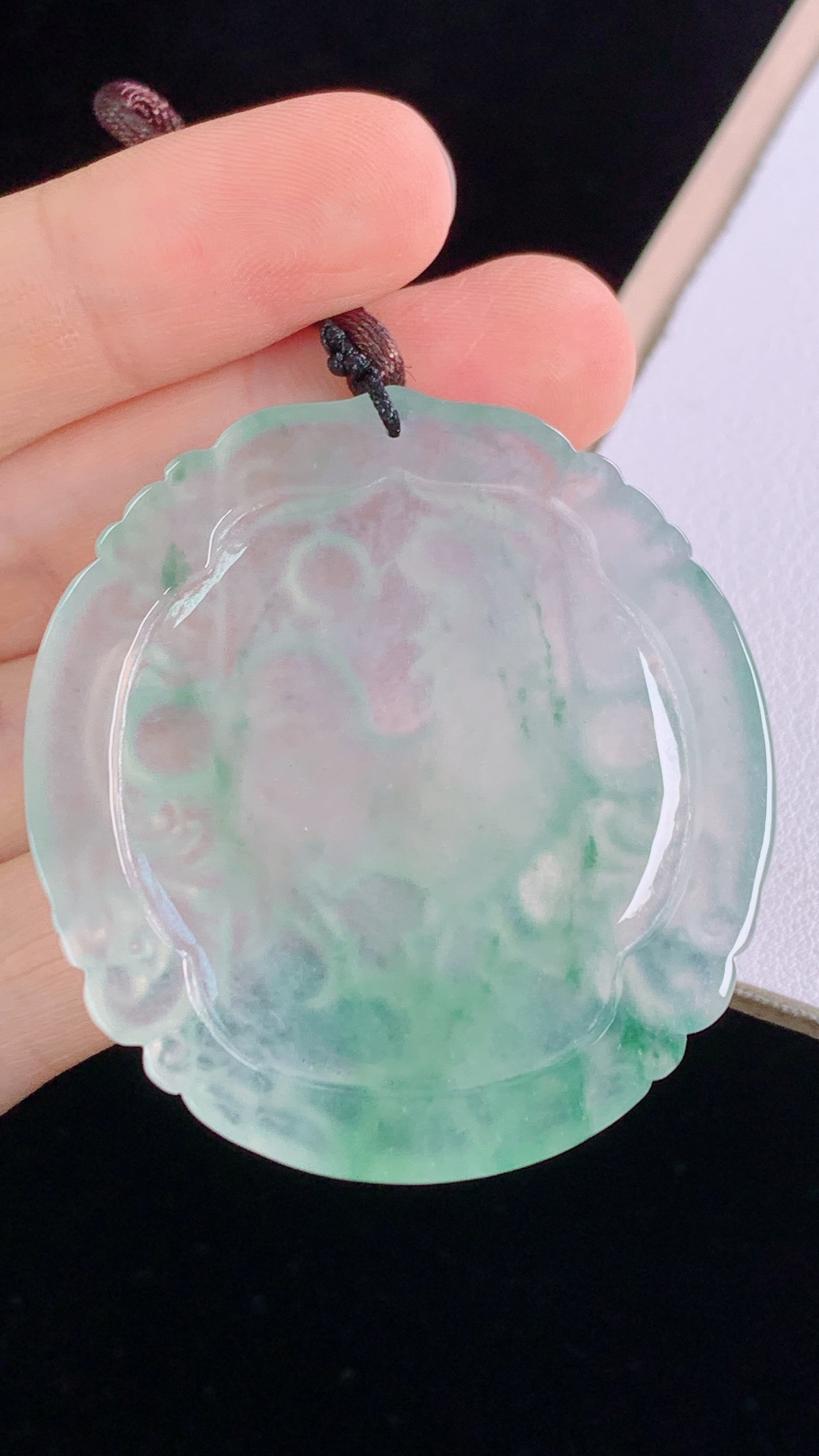 ️冰种飘花生肖鸡，花色灵动，冰晶玉洁，无裂，尺寸:47.1-44.1-5.0mm 29