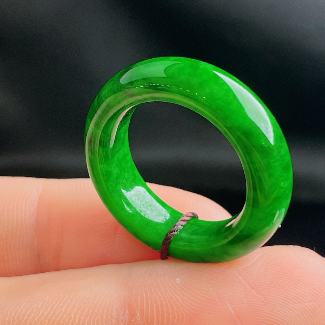 ️辣绿指环，老种起光，细底通透，尺寸：6.5/4.3圈口16mm1003