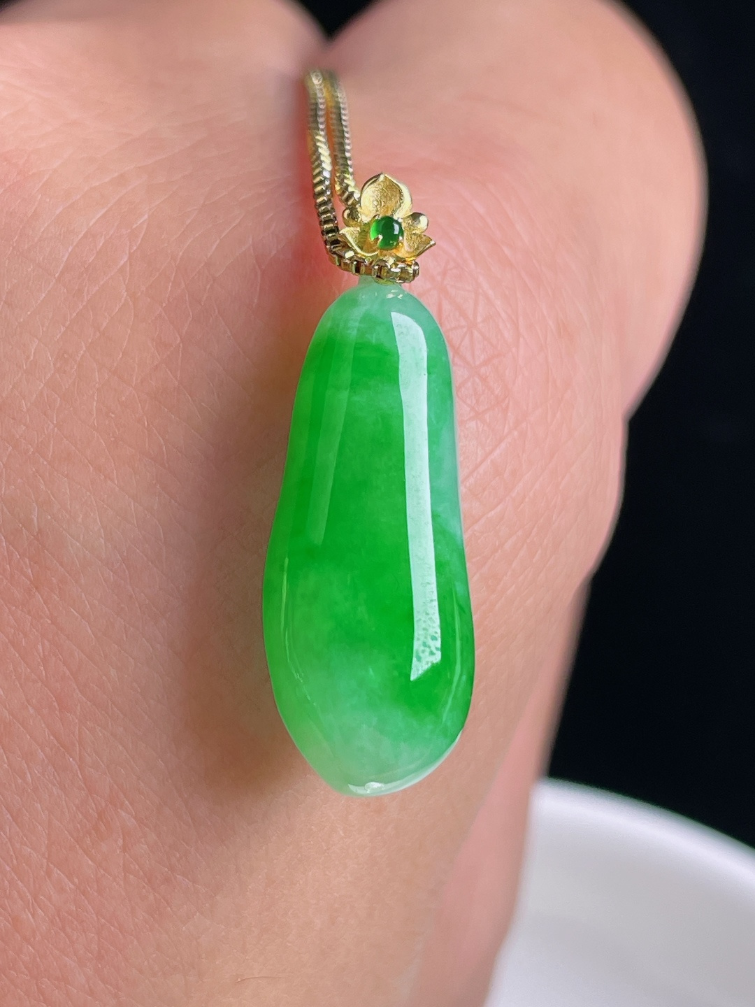 辣绿福瓜，18k镶嵌，老种起光，细底通透，尺寸：28裸石24.2/9.4/6.3mm1003