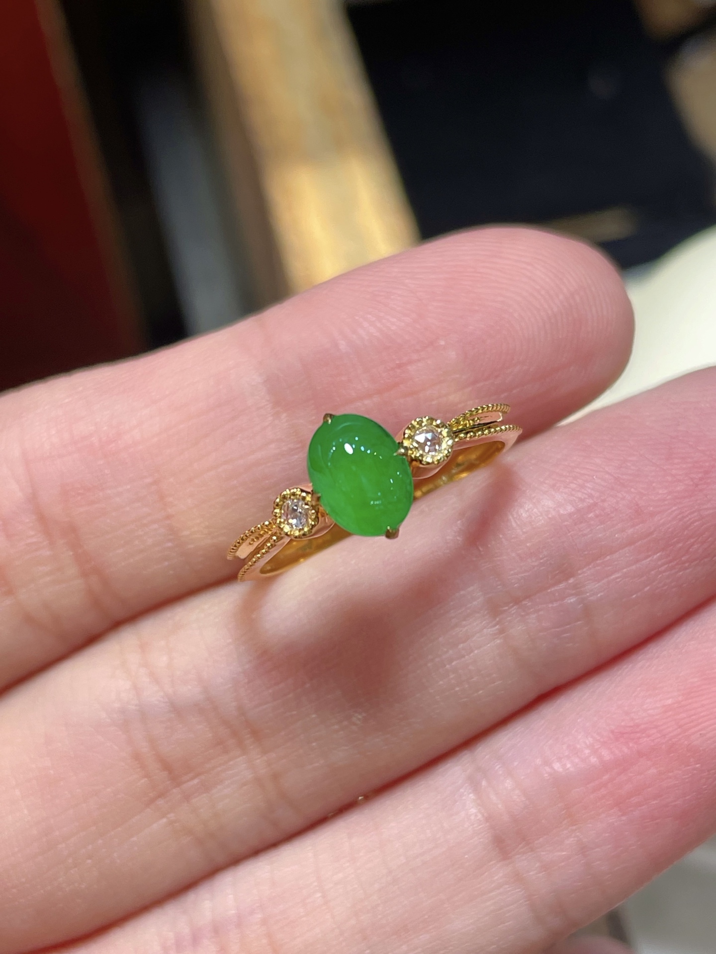 ️性比高 缅甸翡翠蛋面戒指，形状饱满圆润，品相特别好，满色，品相好，胶感十足，6.6-5-2.9