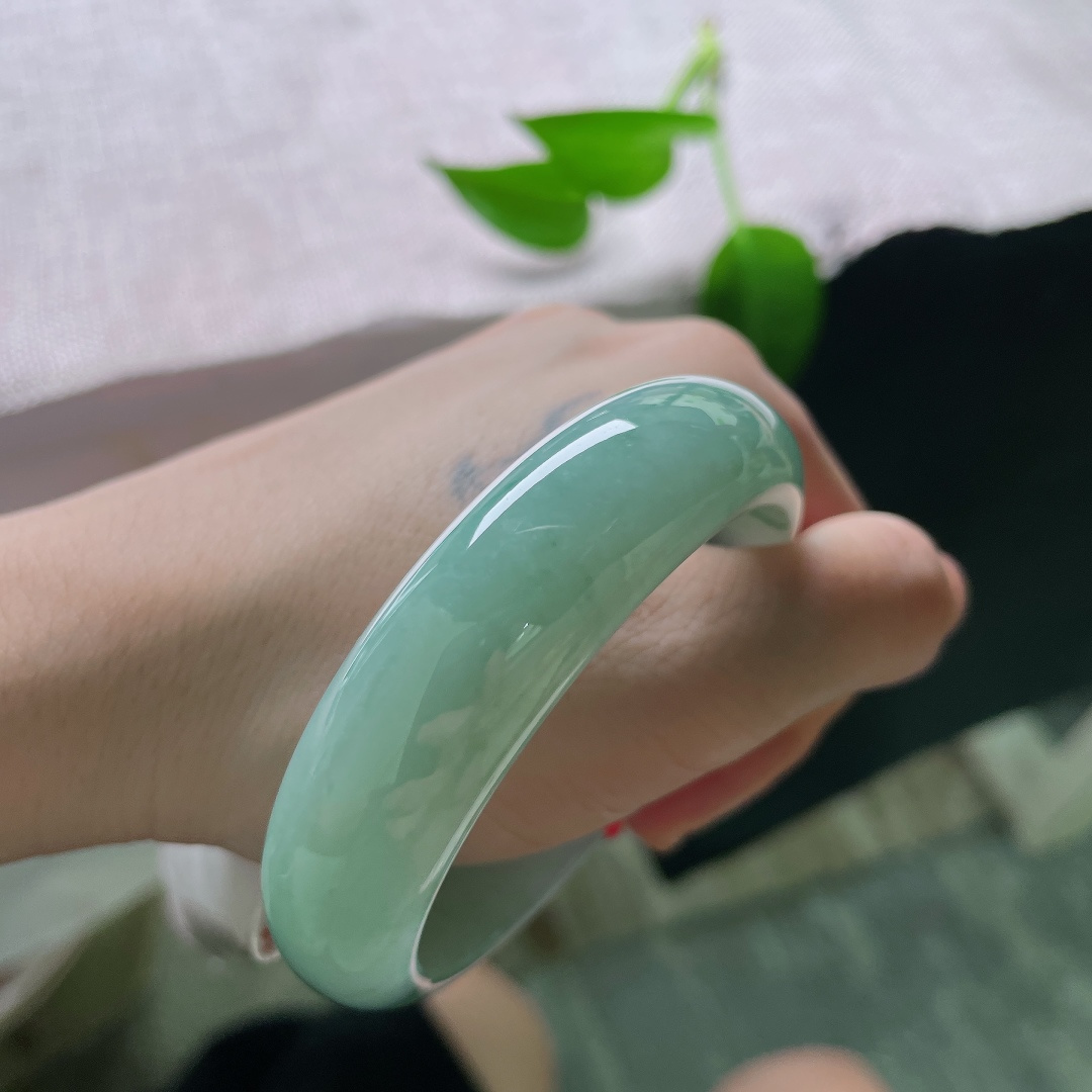 55.2/15.5/7.9，蓝底正圈，飘花点缀，上手温婉大气，宽版轮胎镯，无裂，ss59615a
