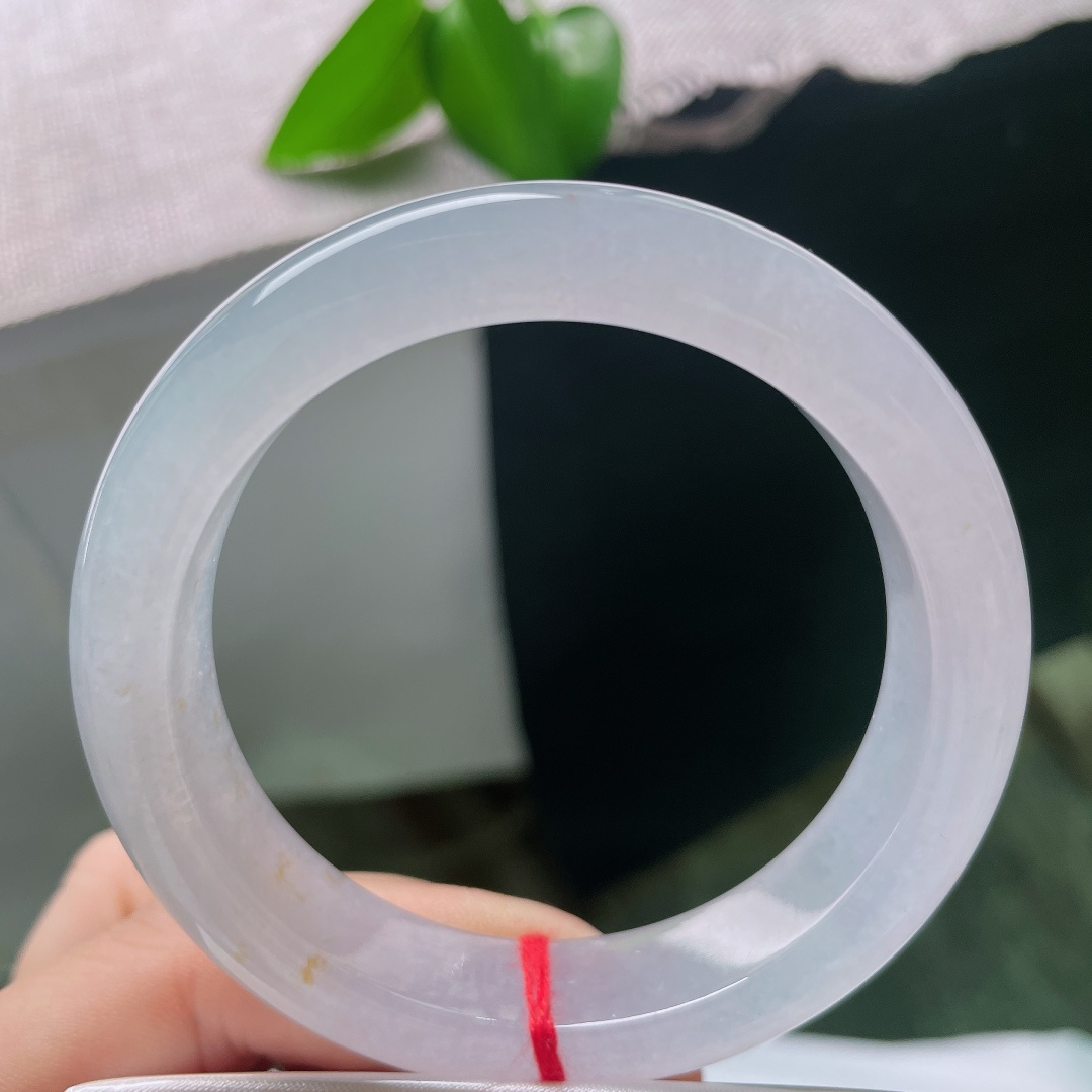 54.7/13.1/8.9，冰种正圈，一点皮纹，冰种白月光，玉质通透起光，细碎洒金添几分温柔诗意。ss59391a