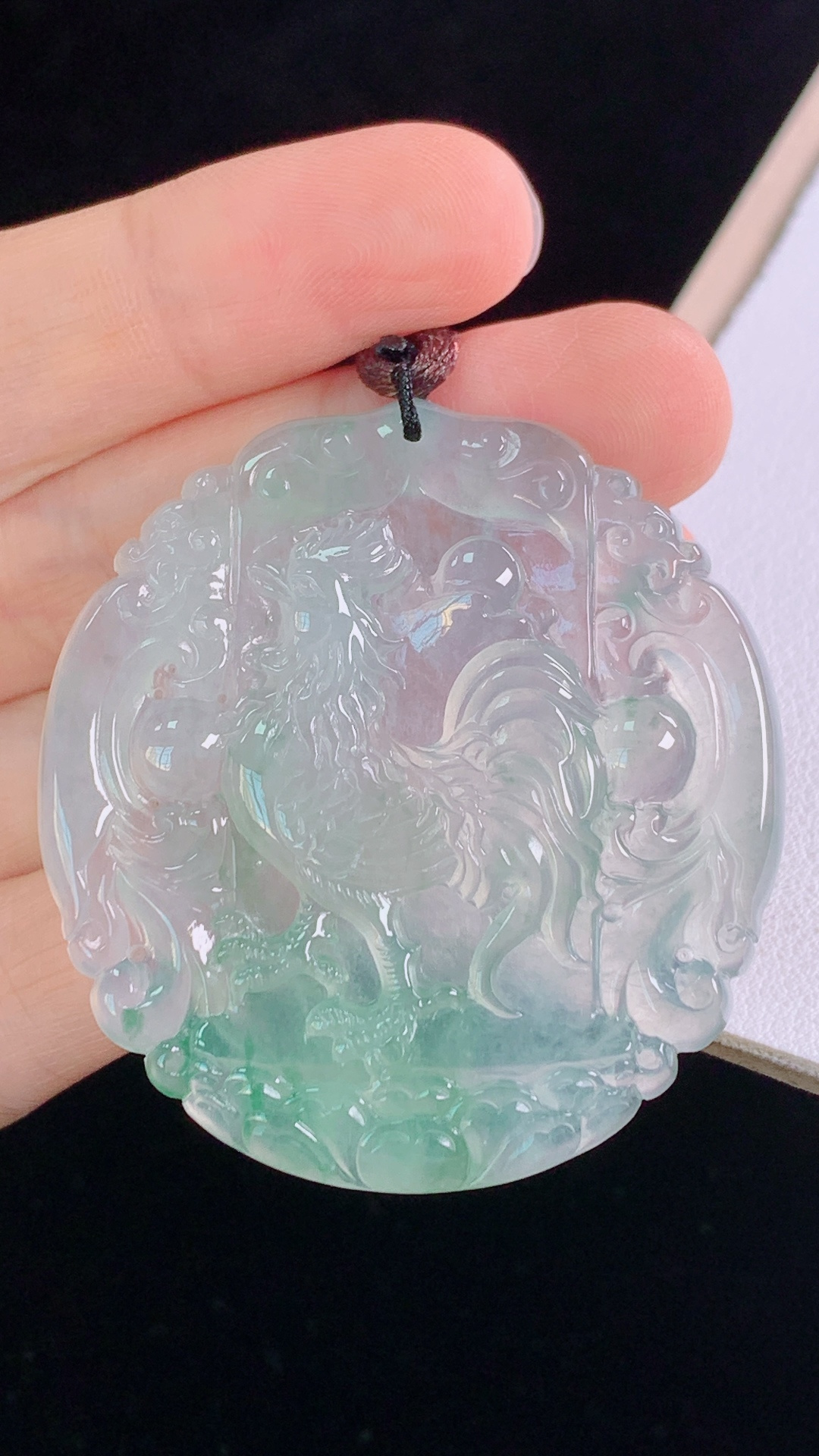 ️冰种飘花生肖鸡，花色灵动，冰晶玉洁，无裂，尺寸:47.1-44.1-5.0mm 29