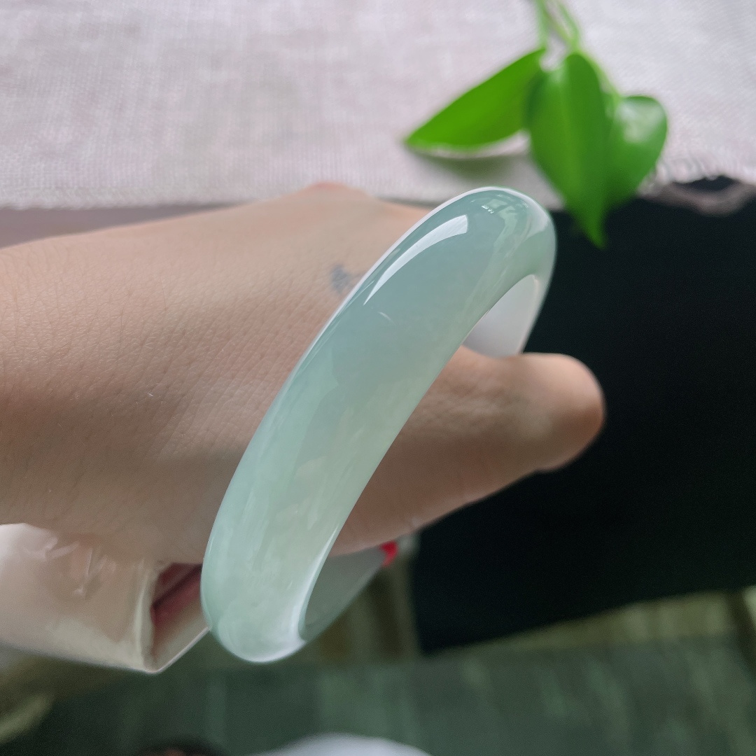 55.5/13/8.8，蓝底正圈，棉线，冰透莹润，种质细腻，水头充盈，自带温润柔光，色泽清新素雅，上手沉静温婉。ss59108a