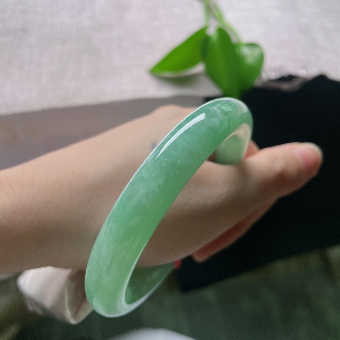 56.5/11.7，绿底圆条，棉线，满圈湖水绿如一汪春日湖水凝于镯身，丝丝缕缕的飘花悠然散落，自带清雅松弛的氛围感ss59252a