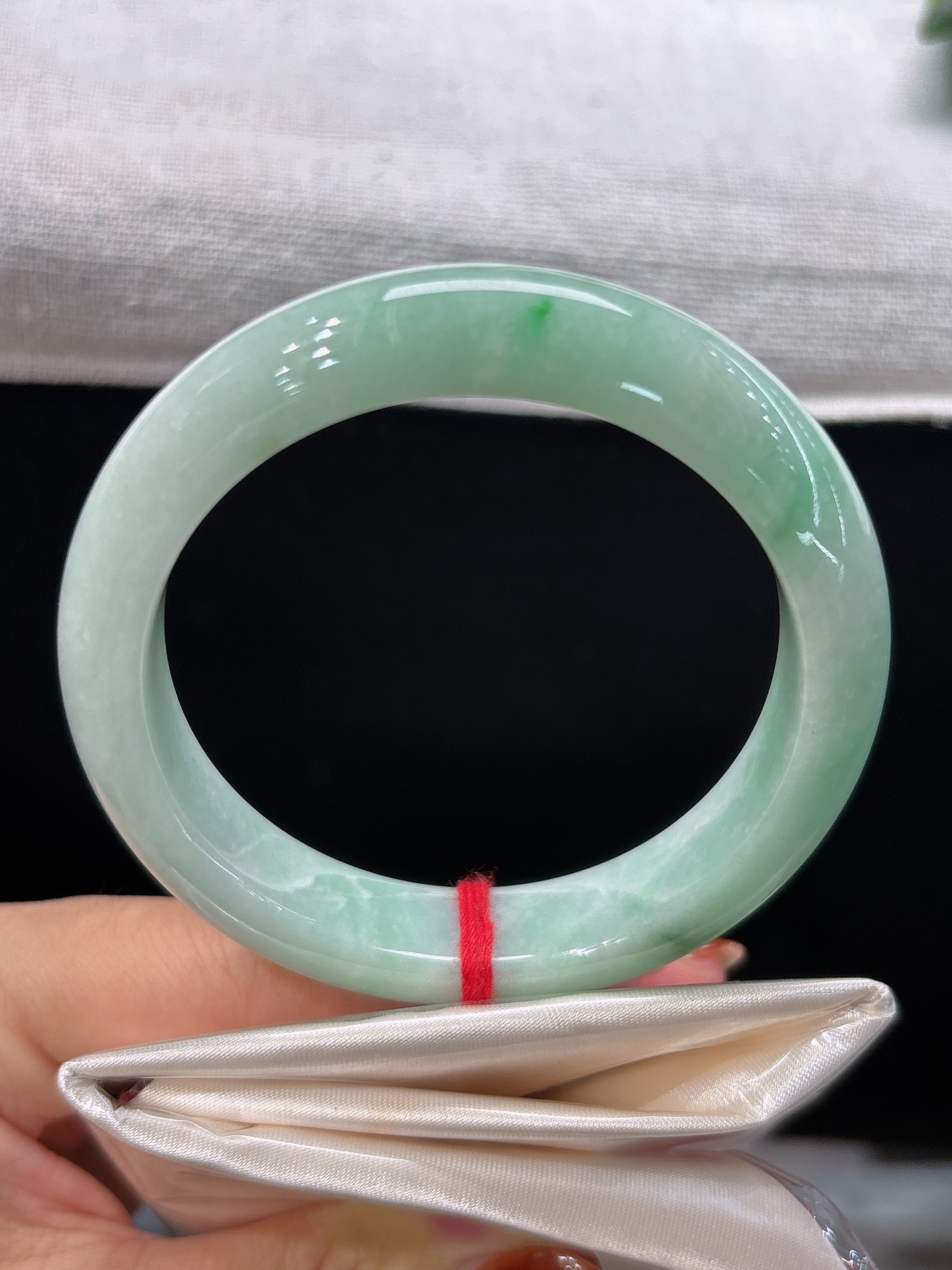 天然翡翠手镯，圈口54/12.2/8，豆绿底缀鲜阳翠，似春风染碧叶，灵气悠然，微纹