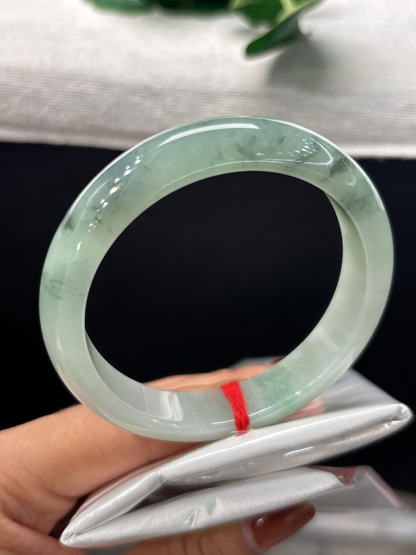 天然翡翠手镯，圈口53.8/11.7/8正圈飘花，墨色似远山云烟漫淌，细腻柔润，自带淡然雅致之美，微纹