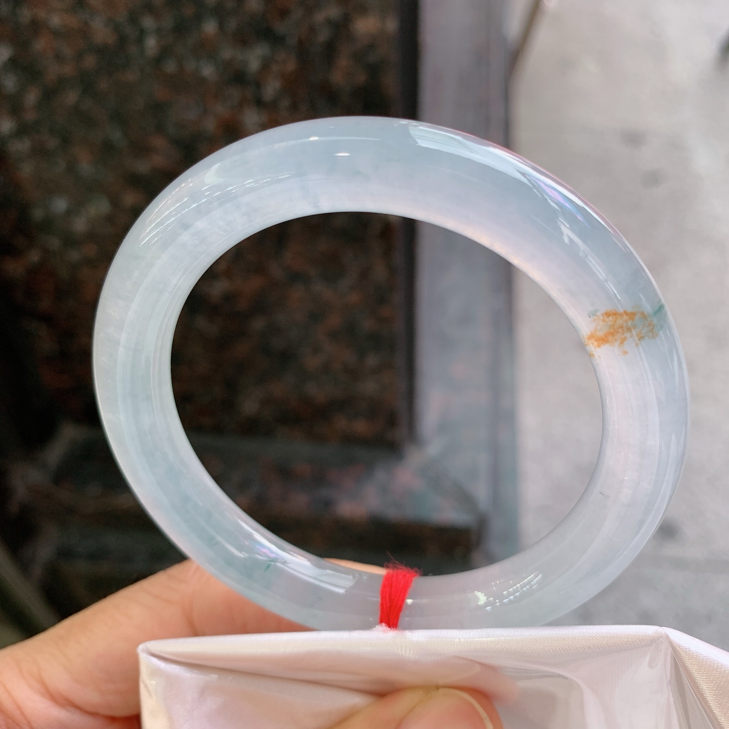 圆条冰飘花带黄翡 无裂 尺寸：57.6/9.6/10 冰润
