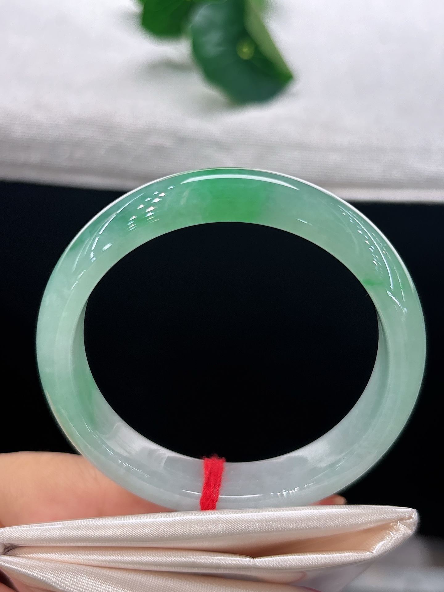 天然翡翠手镯，圈口53.7/10.4/7.6半段翠色悠然晕染，绿如春江染碧，温婉又富有灵动气韵，微纹