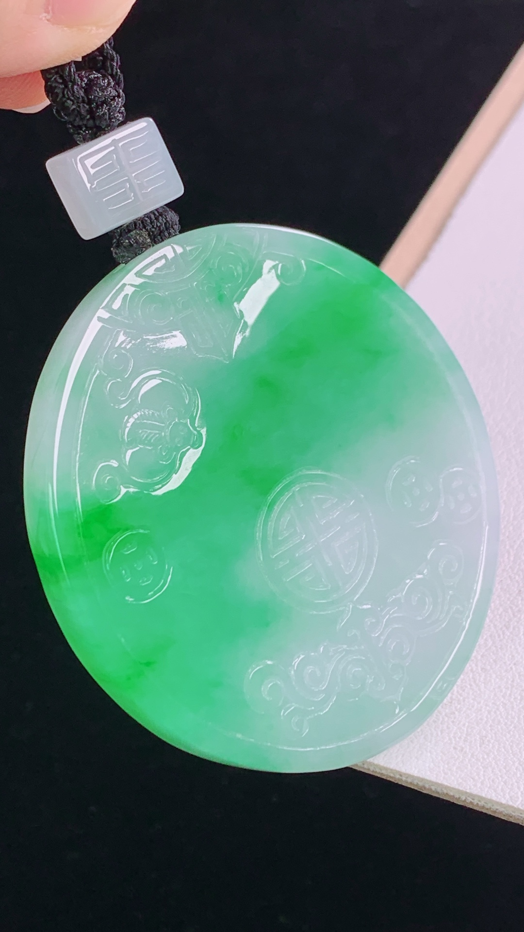 ️冰飘绿仿古牌 翠色明艳，有种有色，无裂 尺寸:52.9-49.9-5.7mm 3